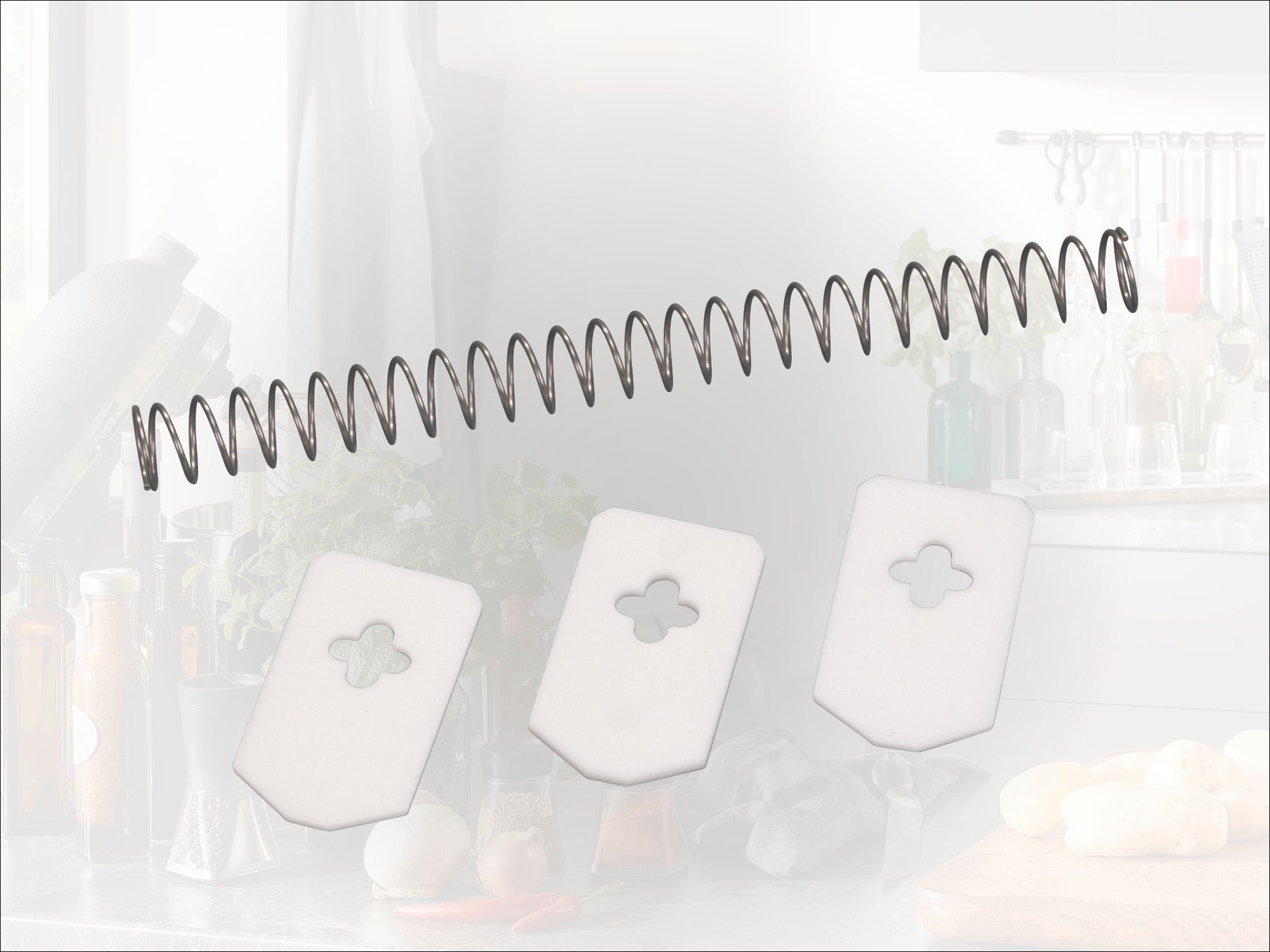 Ein Set von drei weißen Kunststoffklingen mit einem spiralförmigen Metallfederaufsatz. Die Klingen haben ein dekoratives Kleeblattmuster in der Mitte. Ideal für kreative Küchendekorationen.