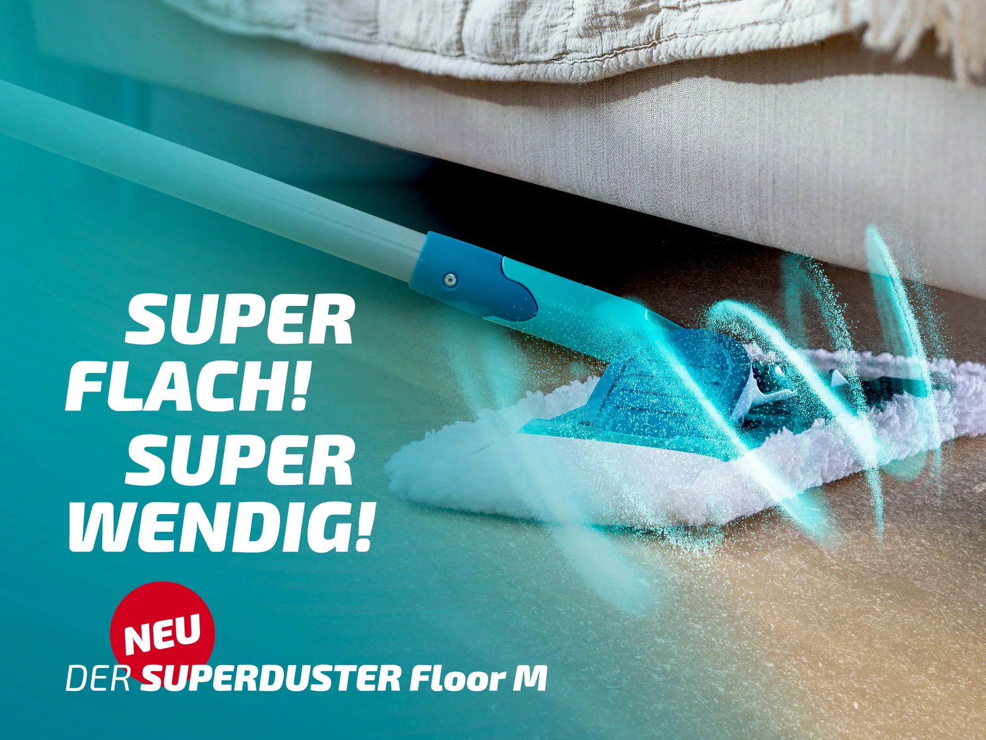 Ein Staubbezug von Leifheit, der Superduster Floor M, wird unter einem Sofa verwendet. Der Text auf dem Bild hebt die flache und wendige Bauweise hervor.