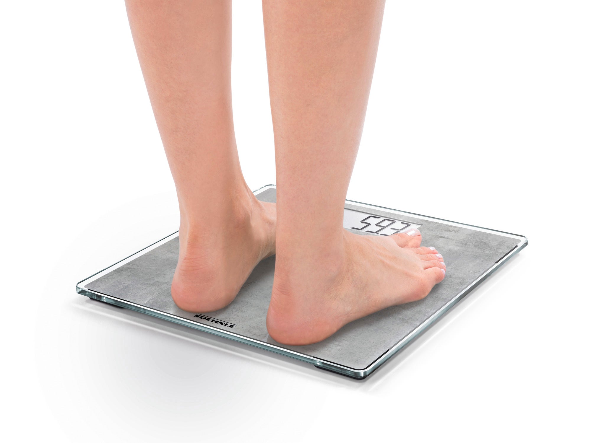 Person steht auf einer digitalen Personenwaage der Style Sense Compact 300 Nature Edition in Betonoptik. Die Waage zeigt das Gewicht auf einem klaren Display an. Ideal für präzise Messungen im Alltag.