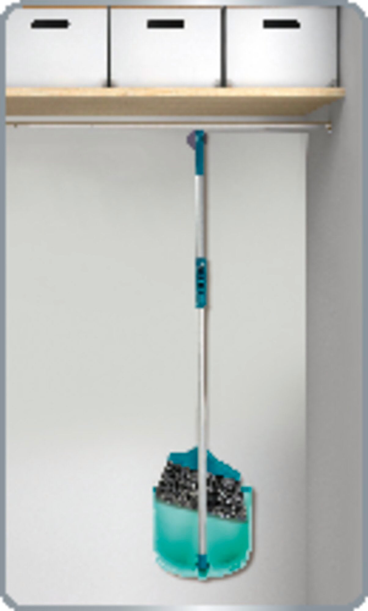 Klasyczny zestaw do zamiatania w użyciu. Zdjęcie przedstawia zestaw do zamiatania z miotłą i szufelką w kolorze turkusowym, zawieszony na haczyku pod półką. Idealny do oszczędzającego miejsce przechowywania.