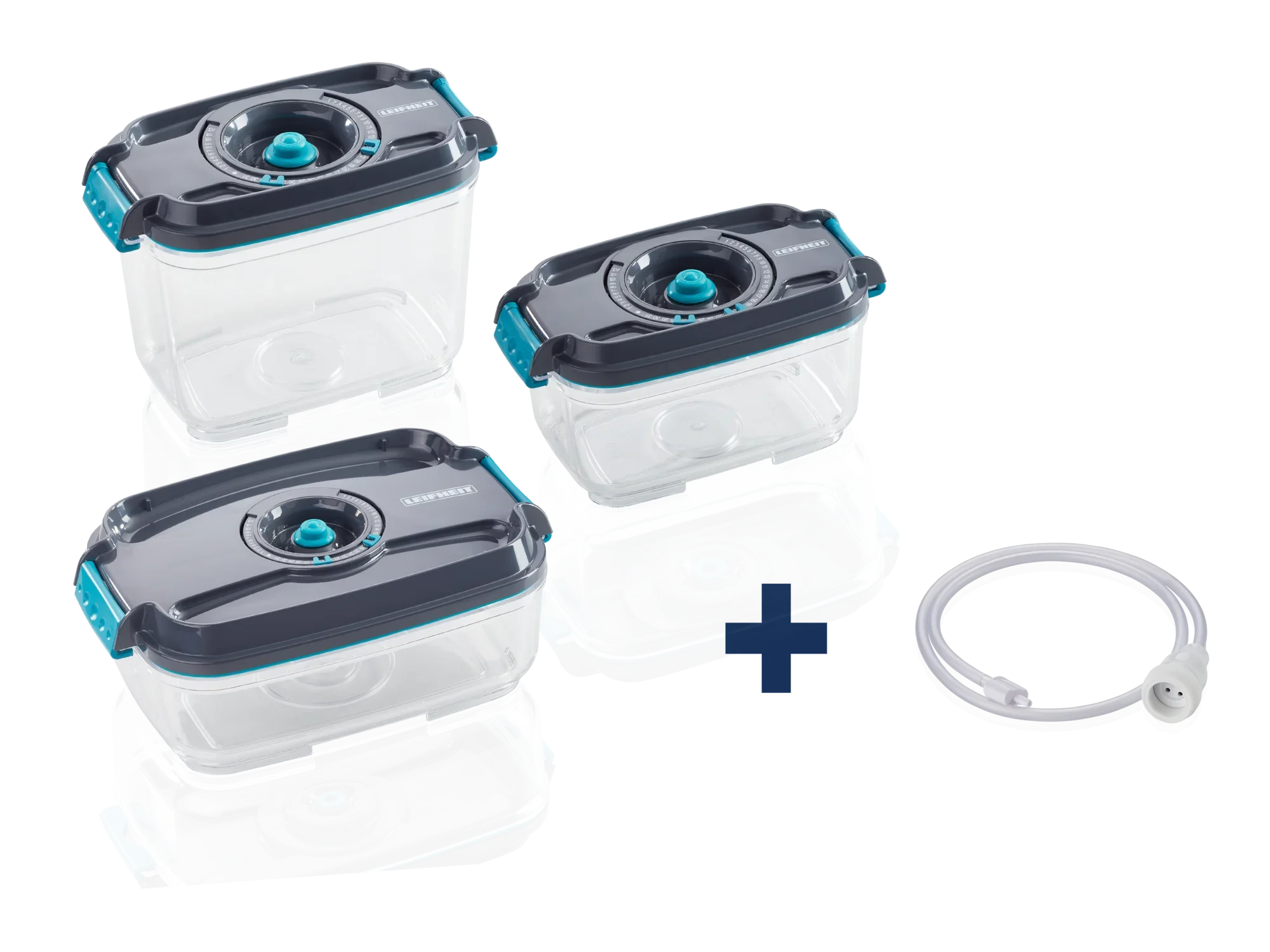 Trois boîtes de conservation sous vide transparentes avec couvercles bleus et un tube à vide. Idéales pour conserver les aliments afin de préserver leur fraîcheur et leur saveur.