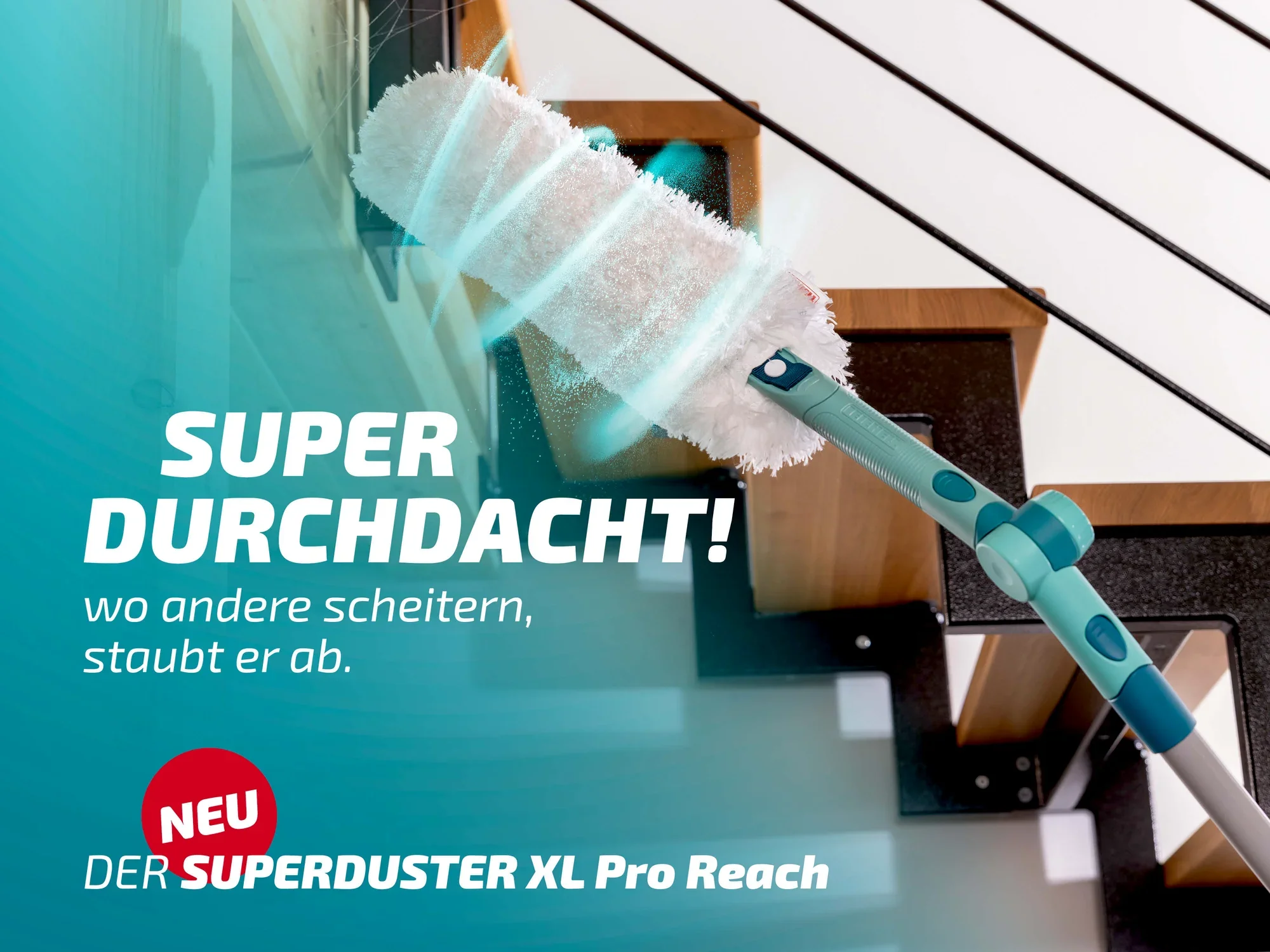 Der Leifheit Superduster XL Pro Reach reinigt mühelos schwer zugängliche Stellen, wie hier an einer Treppe gezeigt. Der Staubwedel ist ideal für hohe Ecken und Kanten.