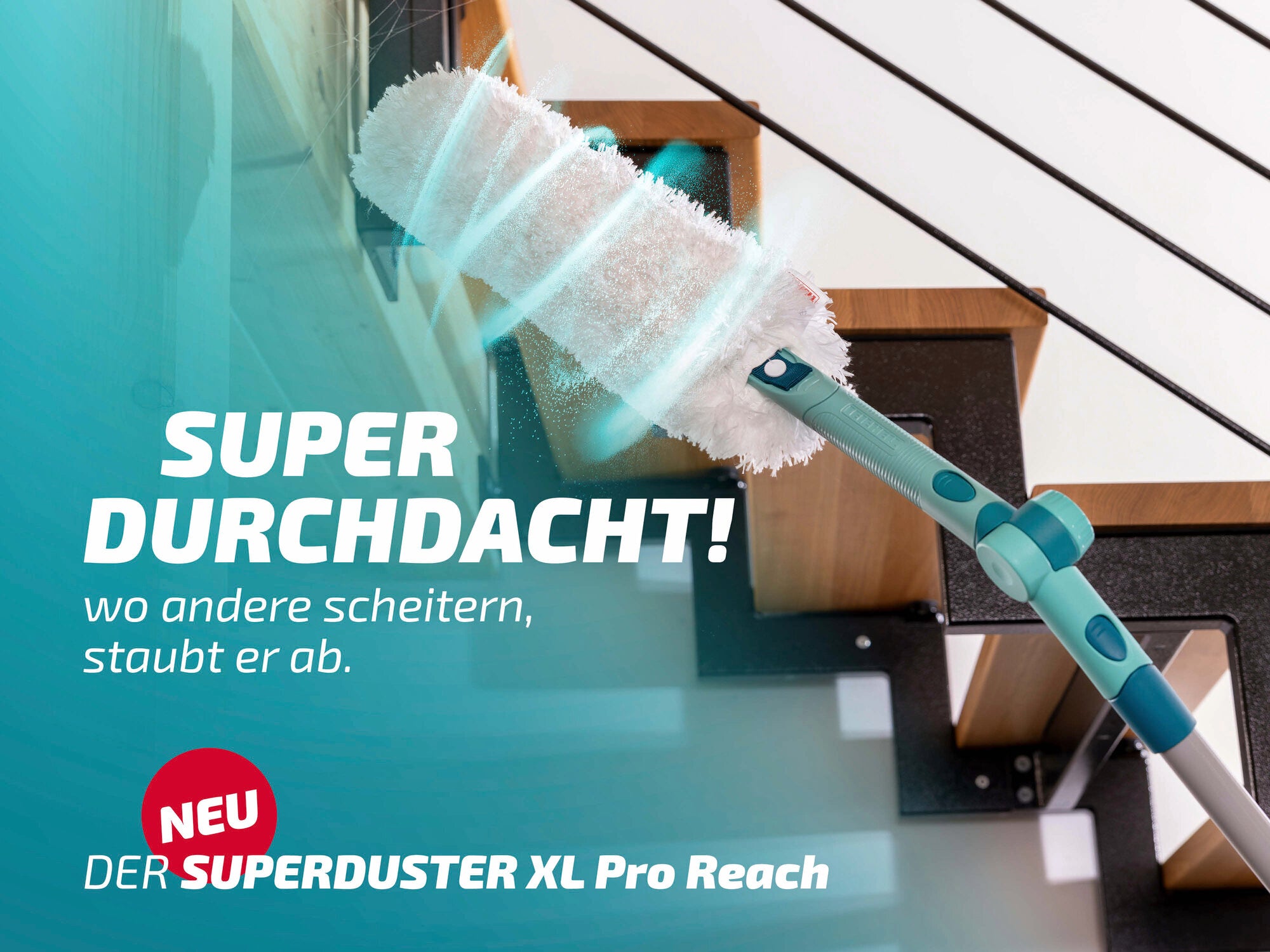 Der Leifheit Superduster XL Pro Reach reinigt mühelos schwer zugängliche Stellen, wie hier an einer Treppe gezeigt. Der Staubwedel ist ideal für hohe Ecken und Kanten.