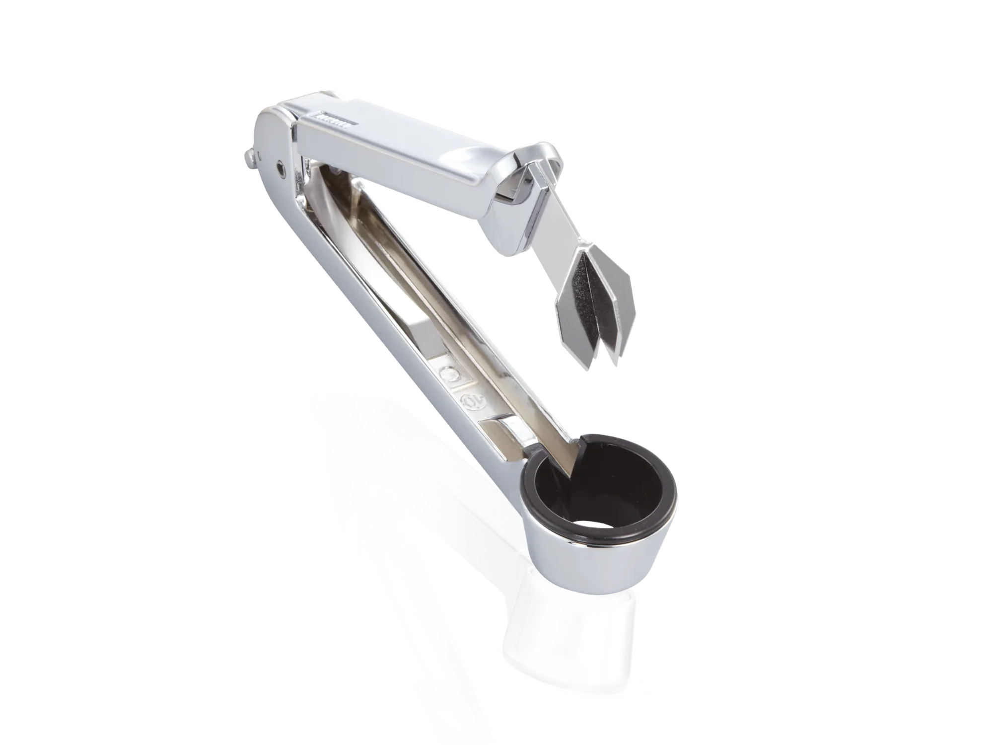 Een zilver metalen pruimenboor met ergonomisch handvat. Ideaal om snel en gemakkelijk pitten uit pruimen te verwijderen. Perfect voor keukenwerk.