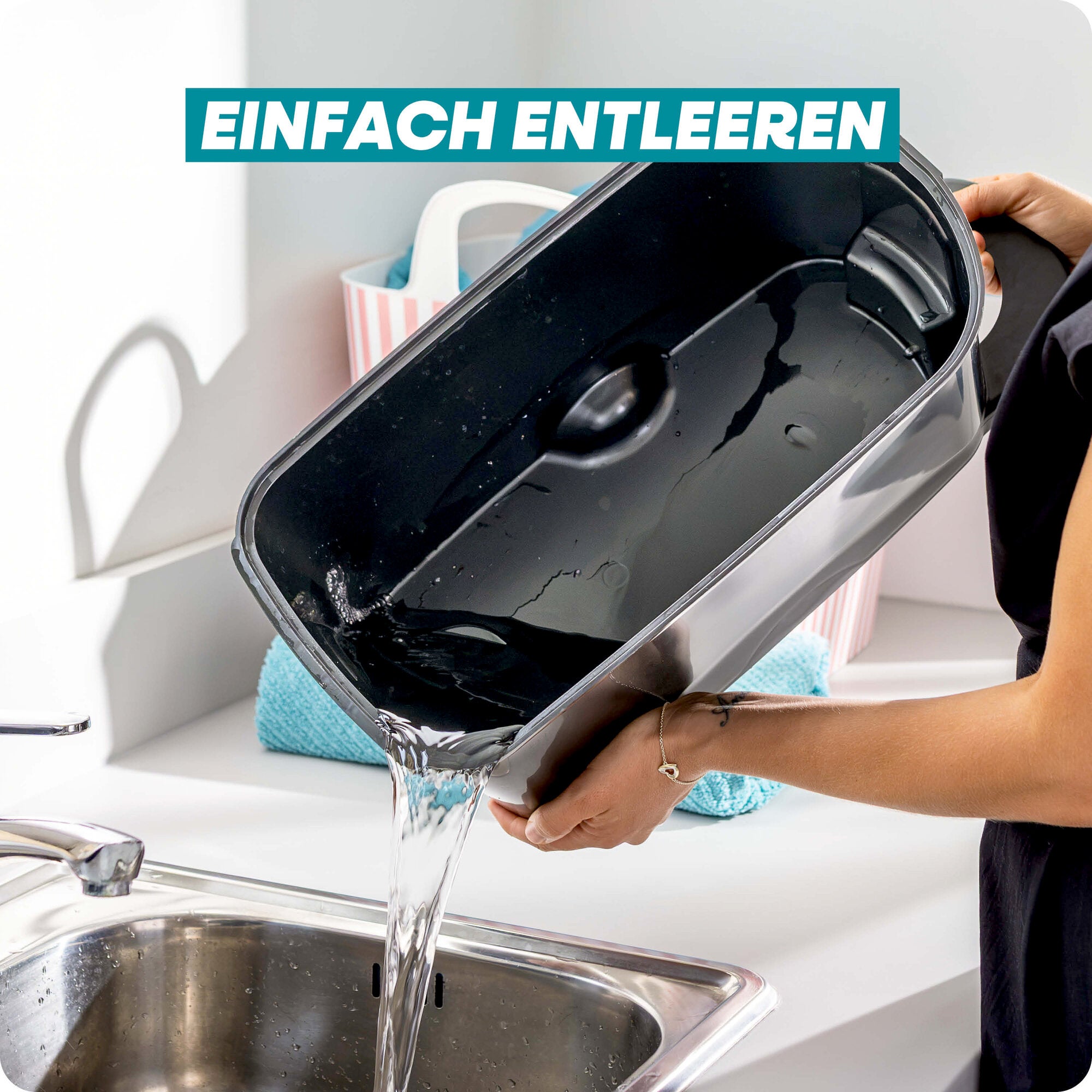 Leifheit Set Profi XL Mobile Black: Eine Person entleert den schwarzen Wischeimer bequem in ein Spülbecken; das Bild betont die einfache, saubere Handhabung des lavapavimenti-Systems im Haushalt.
