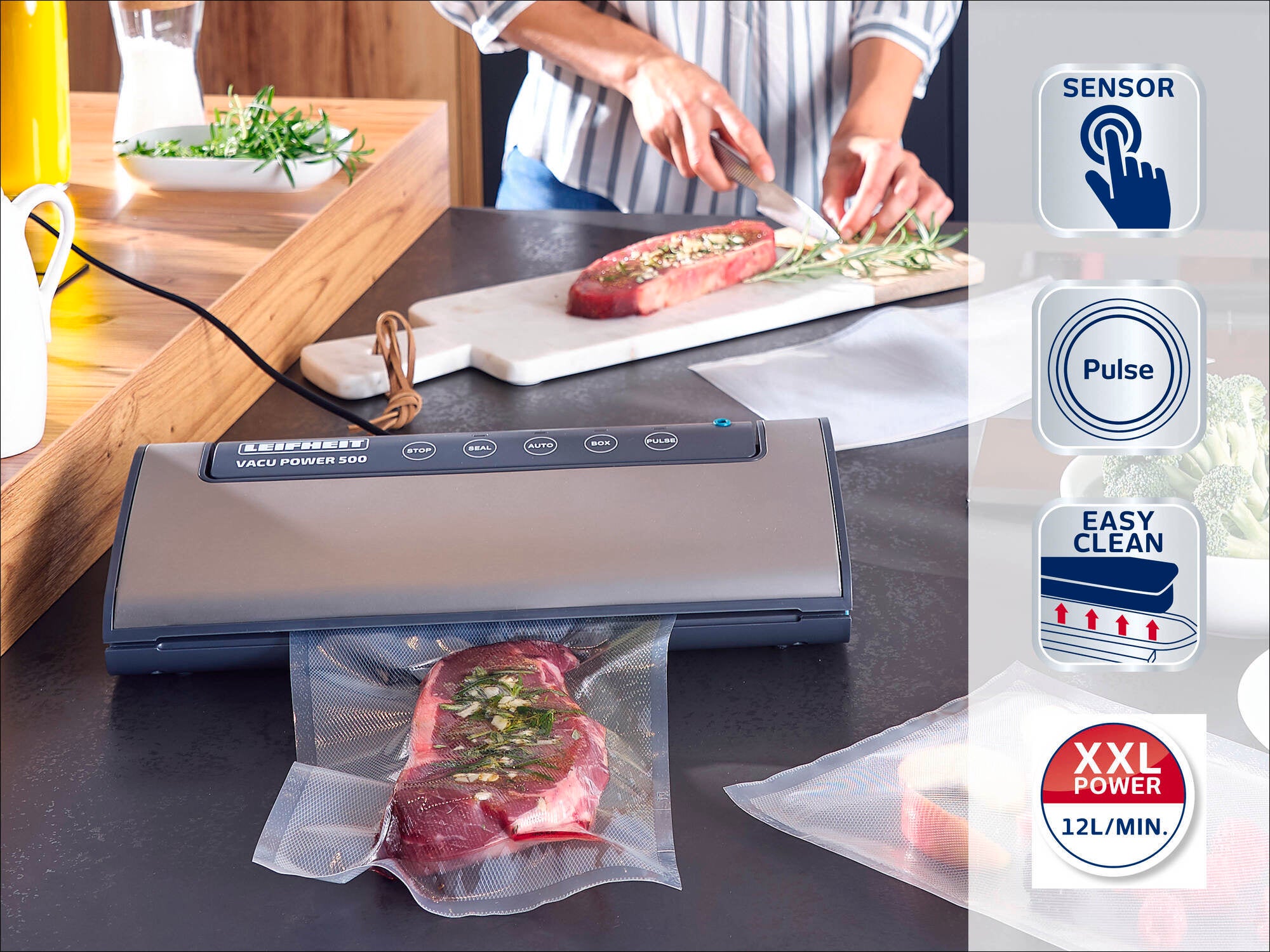 Vakuumierer von Leifheit auf einer Küchenarbeitsplatte. Eine Person schneidet Fleisch, während ein weiteres Stück vakuumiert wird. Symbole zeigen Sensor, Pulsfunktion, einfache Reinigung und XXL-Leistung.