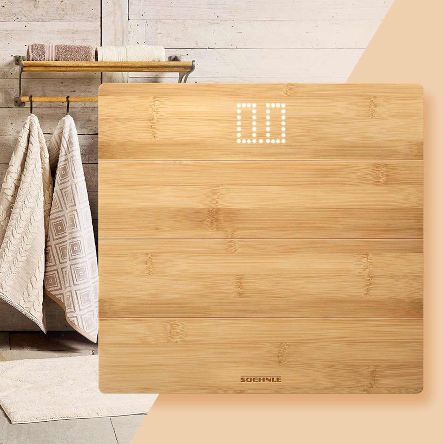 Digitale Holz-Badezimmerwaage mit stilvollem, minimalistischen Design, neben Handtuchhalter mit cremefarbenen Handtuechern im Hintergrund.