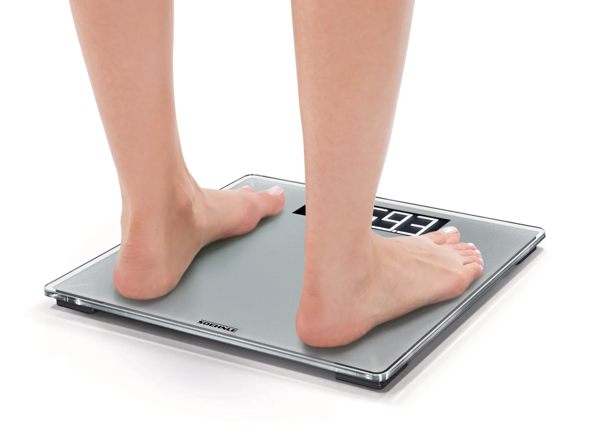 Osoba stoi boso na cyfrowej wadze łazienkowej Style Sense Comfort 600. Waga pokazuje wagę na wyraźnym, czytelnym wyświetlaczu.