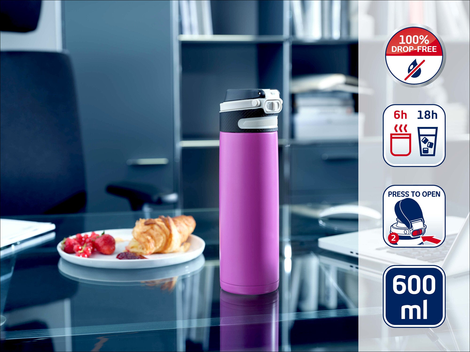 Leifheit Isoliertrinkflasche 600 ml in Pink mit grauem Deckel steht auf einem Glastisch im Büro; daneben ein Teller mit Croissant und Beeren. Symbole zeigen auslaufsicher sowie 6 h warm und 18 h kalt.
