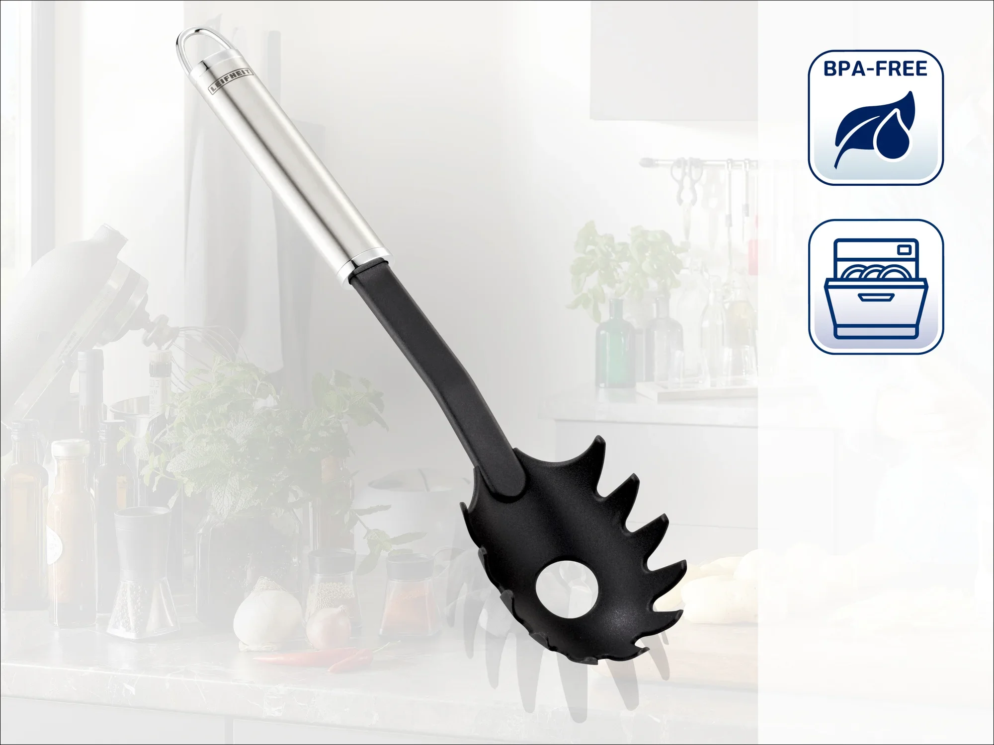 Łyżka do spaghetti ze stali nierdzewnej i tworzywa sztucznego w nowoczesnej kuchni. Nie zawiera BPA i nadaje się do mycia w zmywarce, idealna do serwowania makaronu. Elegancki design.