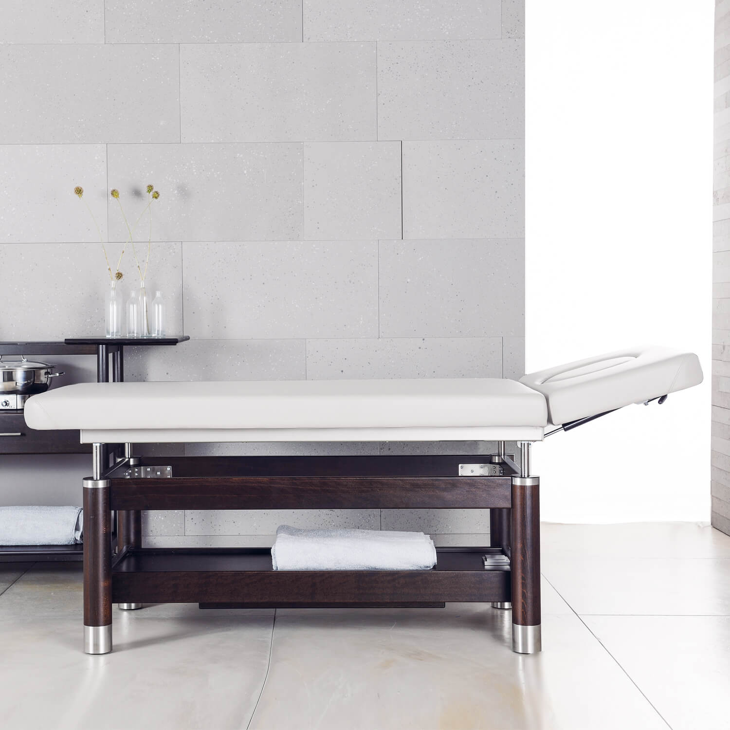 wellnessliege-massageliege-mit-kopftei-ambra-motion-farbe-blanco Luxus Massageliege AMBRA Motion mit Kopfteil und elektrischer Höhenverstellung & vielen weiteren Optionen