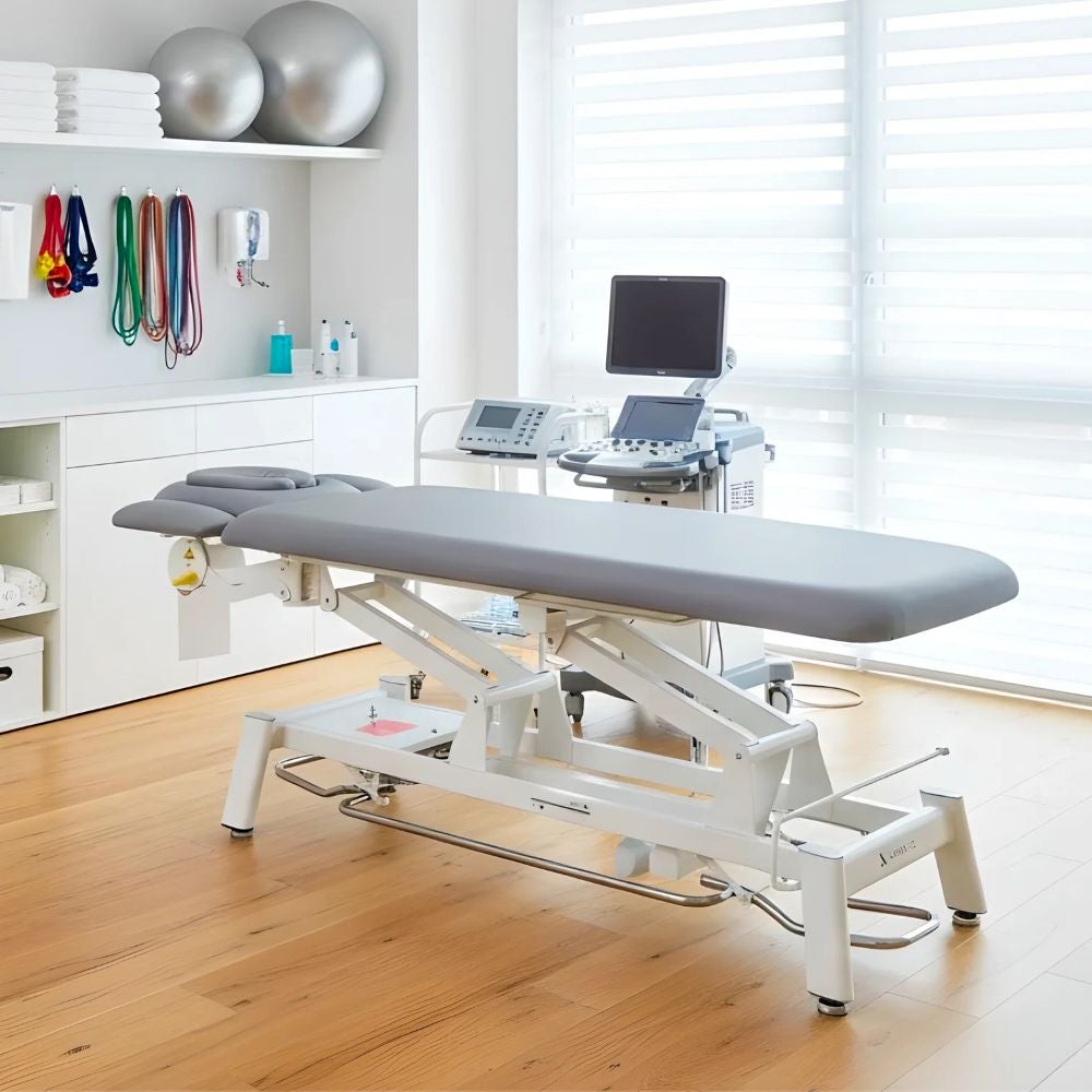 Therapieliege Proxima ERGO V4 im Behandlungszimmer mit Holzboden