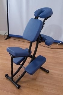 Klappbarer Massagestuhl Sissel Therapy Pro oakworks Seitenansicht diagonal