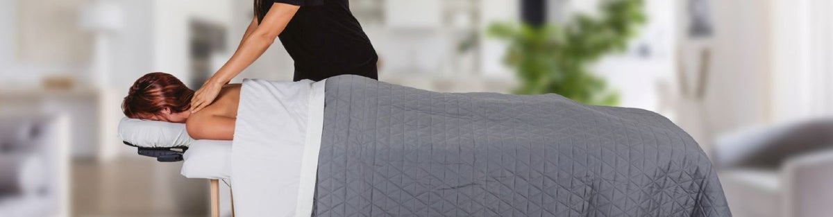 Professionelle Massagebehandlung auf einer Massageliege