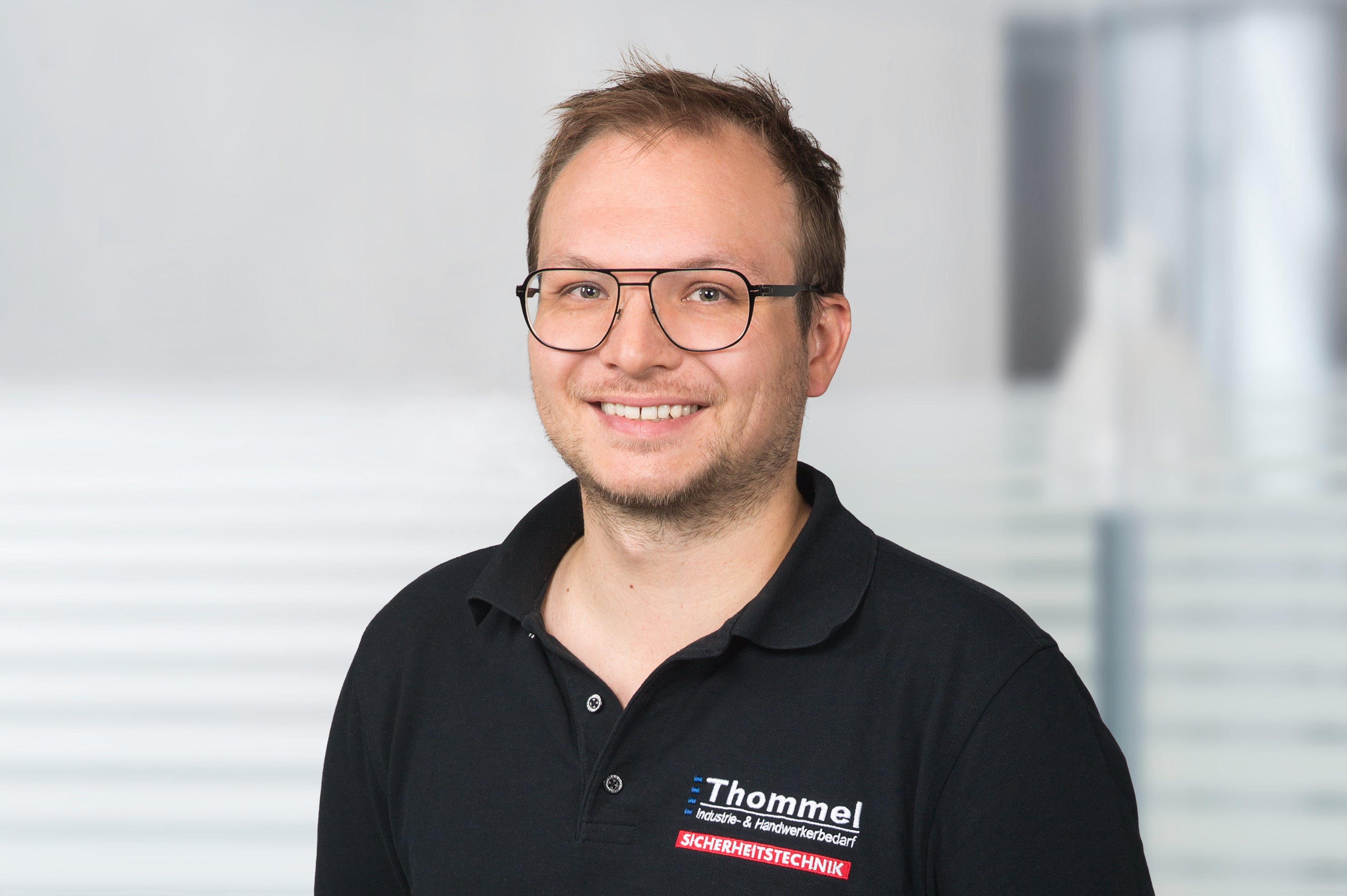 Polohemd, schwarzes Polohemd, Brille, Mann, Mitarbeiter