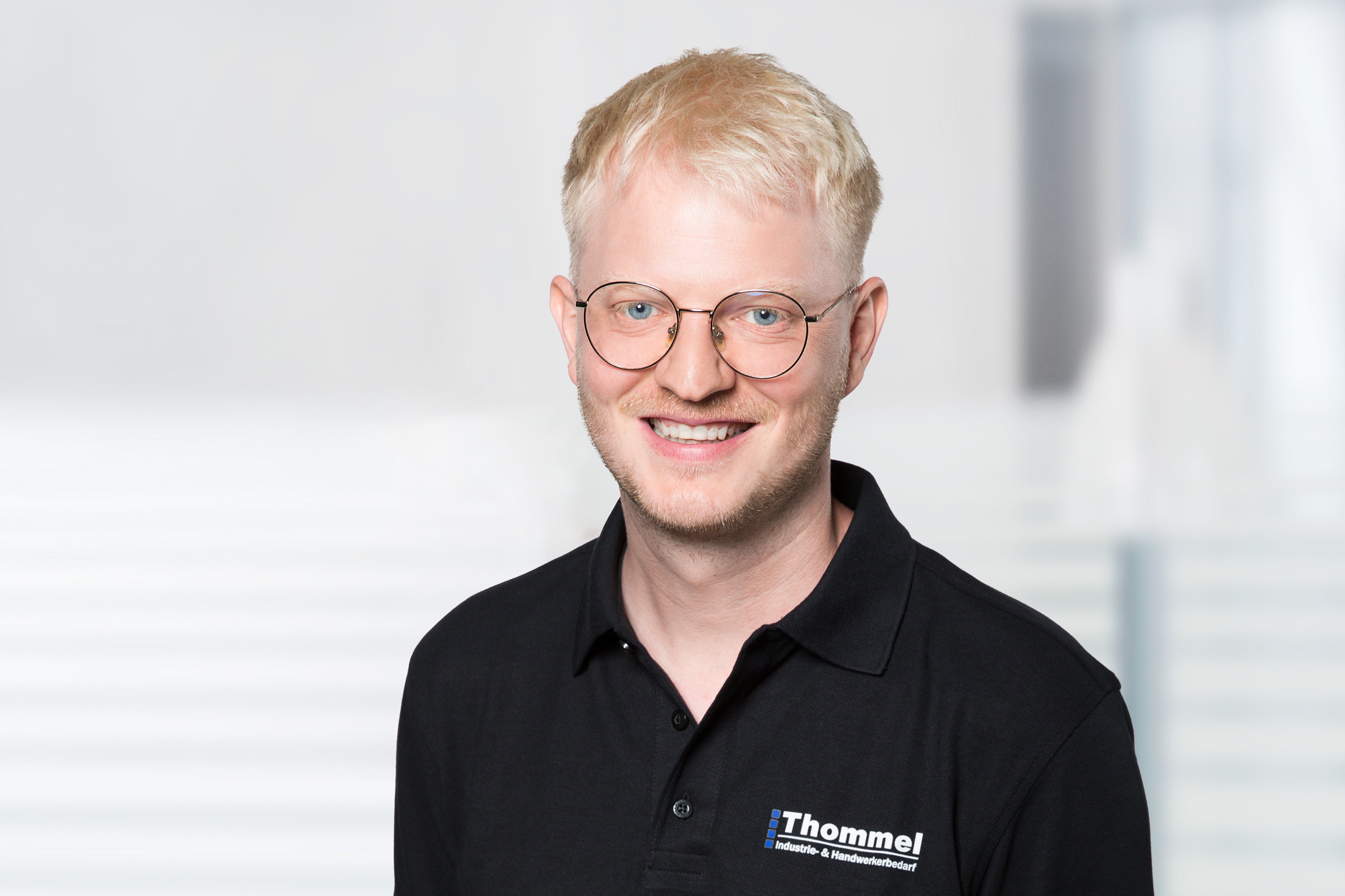 portrait, brille, blondeshaar, schwarz polo, logo polo