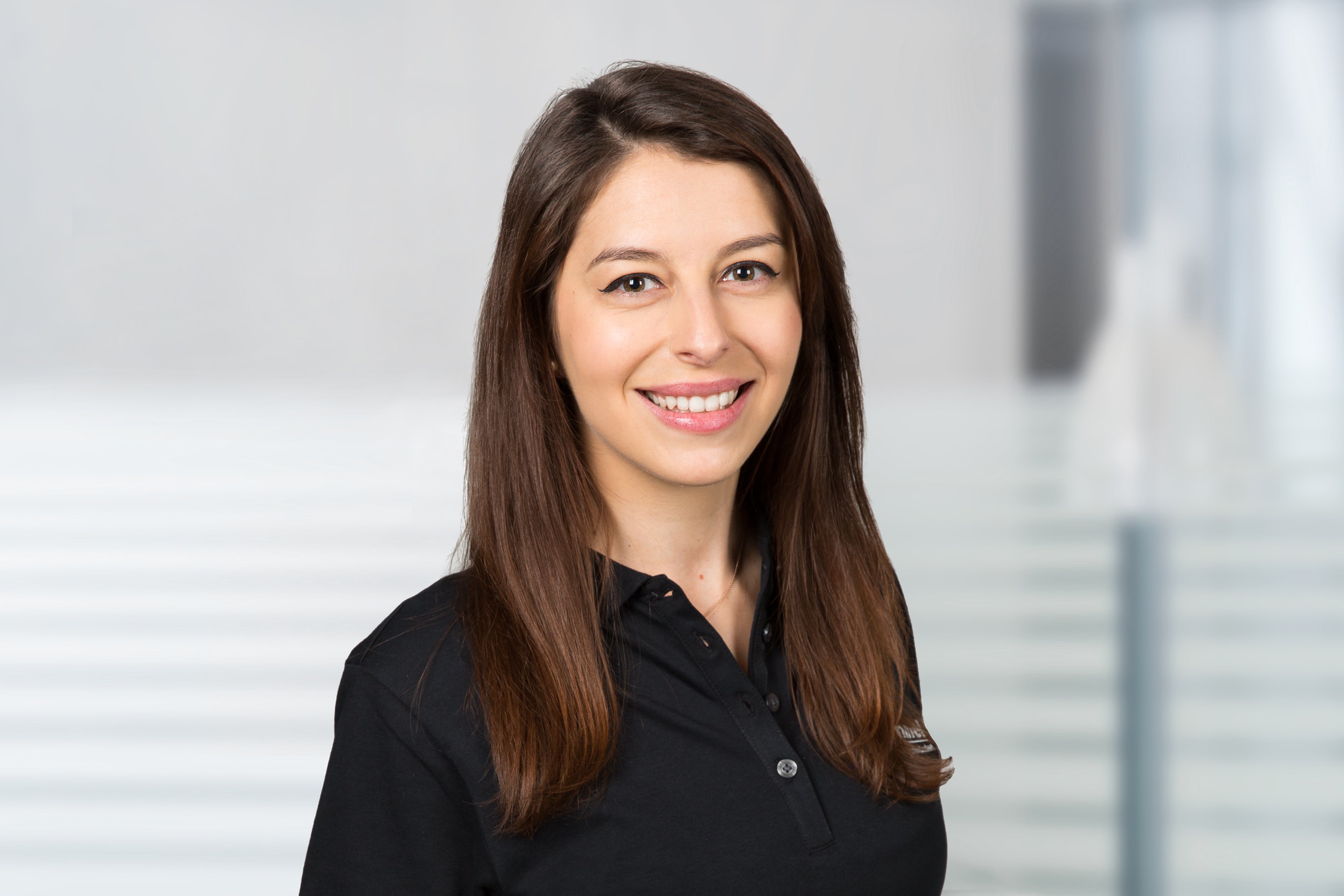 Frau, schwarzes Hemd, braune Haare, Lächeln, Porträt