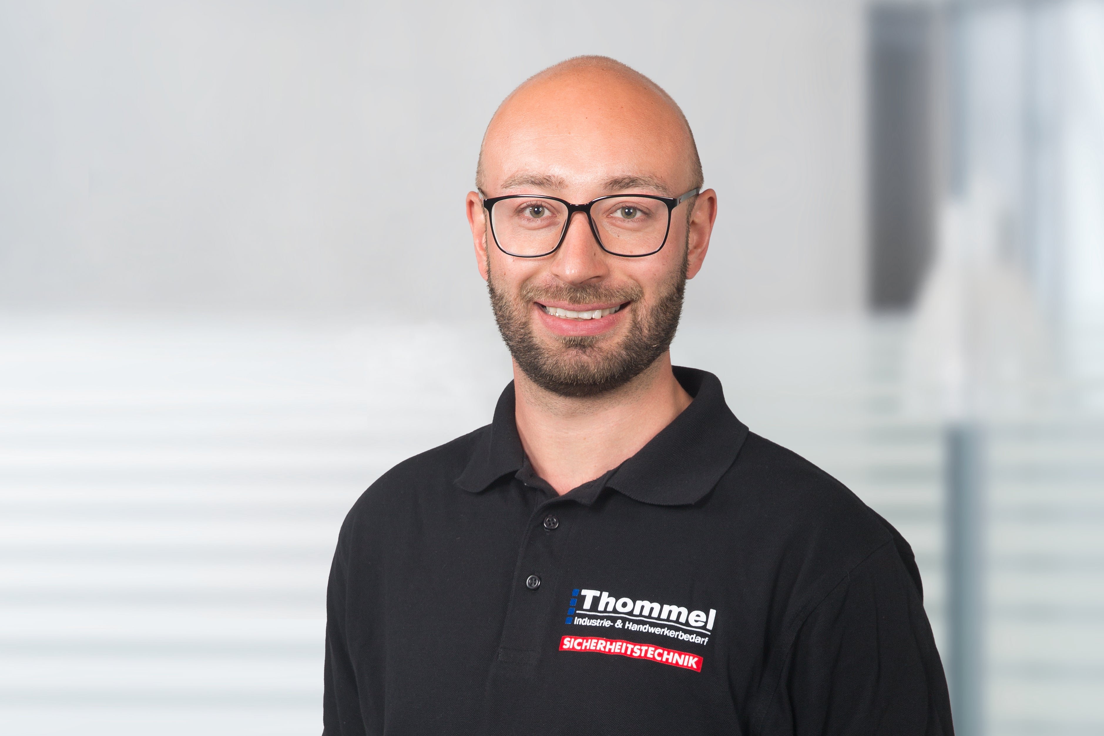 Polohemd, schwarz, Brustlogo, Brille, Mann