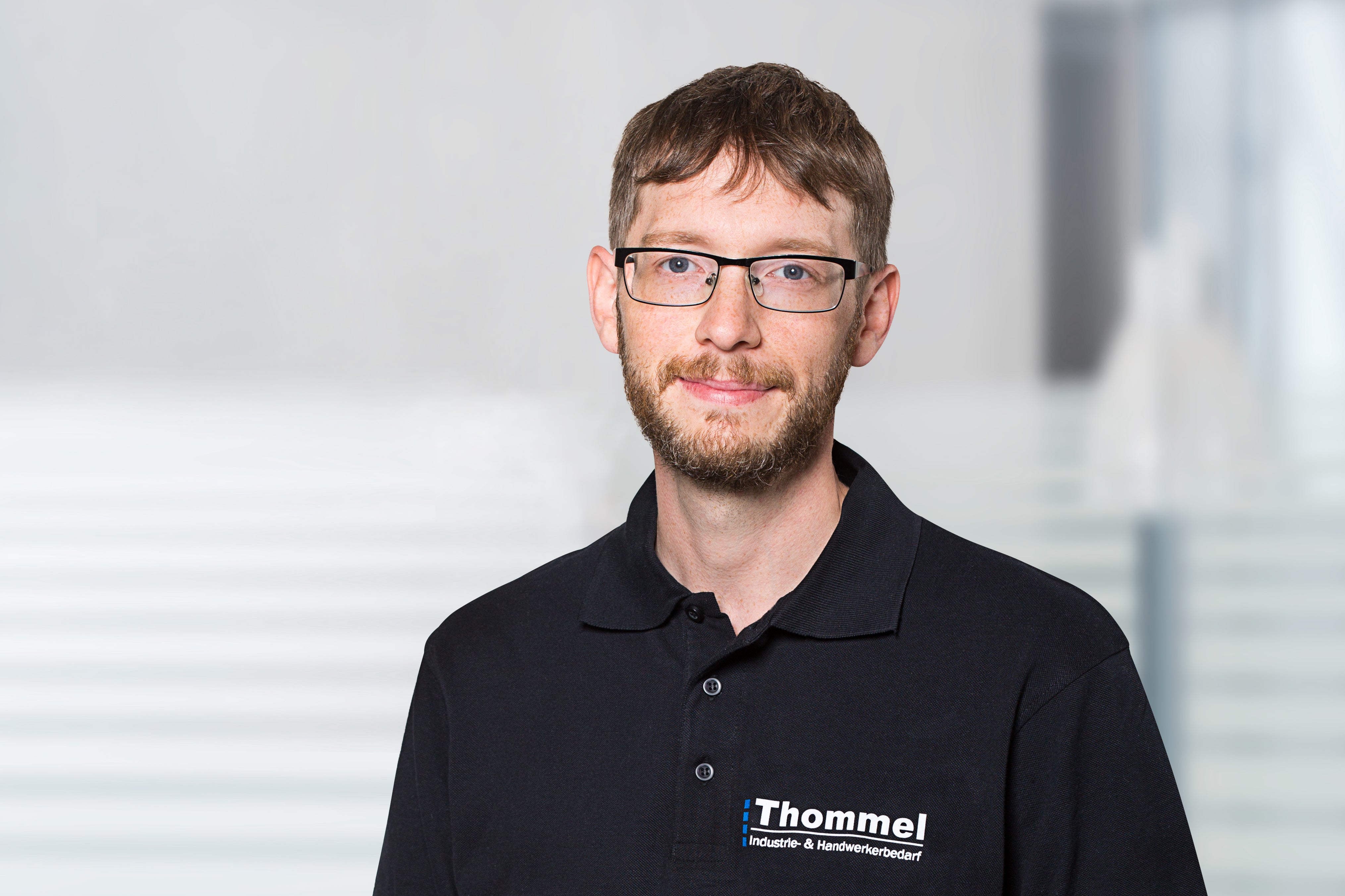 Brille,  Bart, Polohemd, schwarzes Hemd, Mitarbeiter