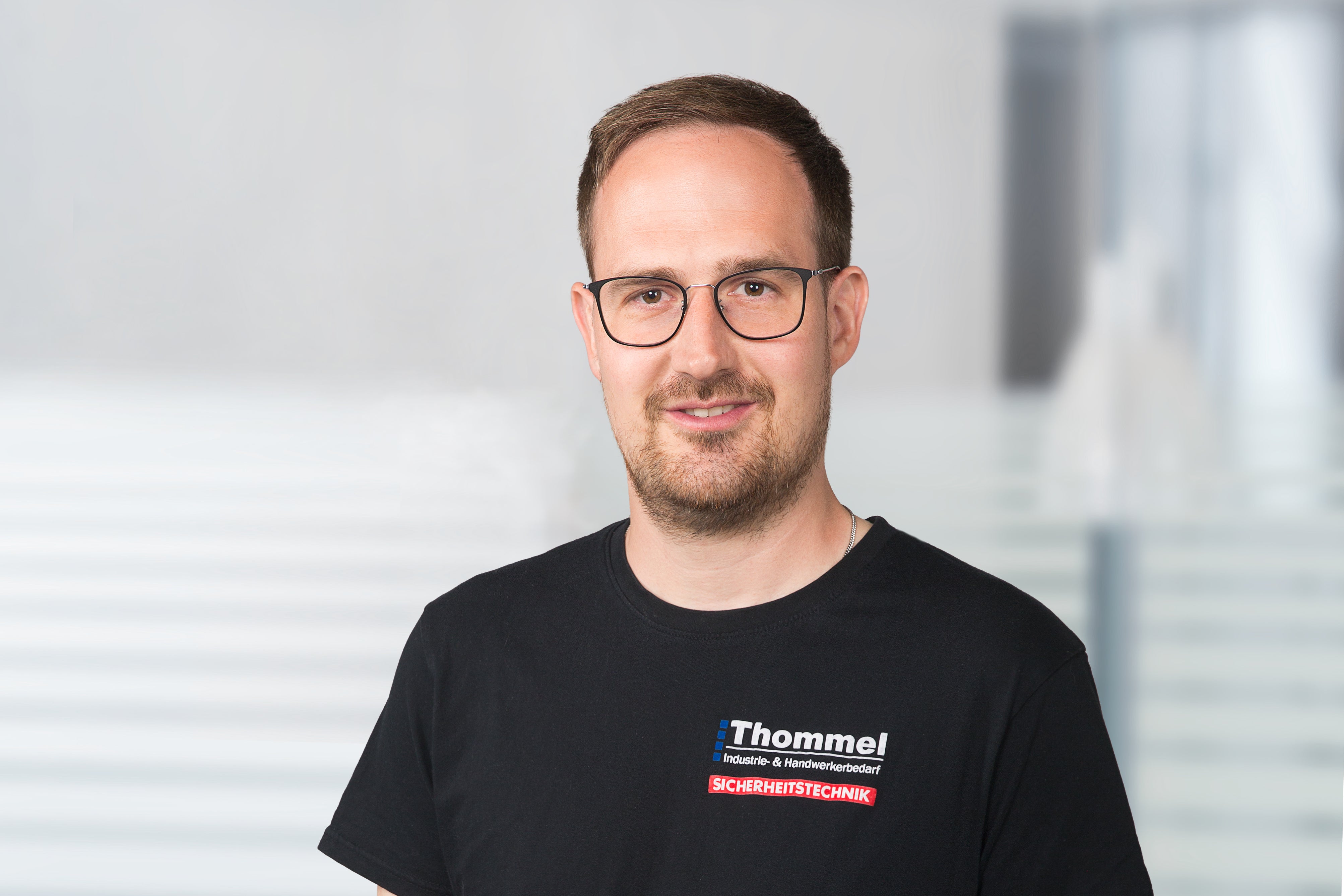 brillen, t-shirt, schwarz, logo, person