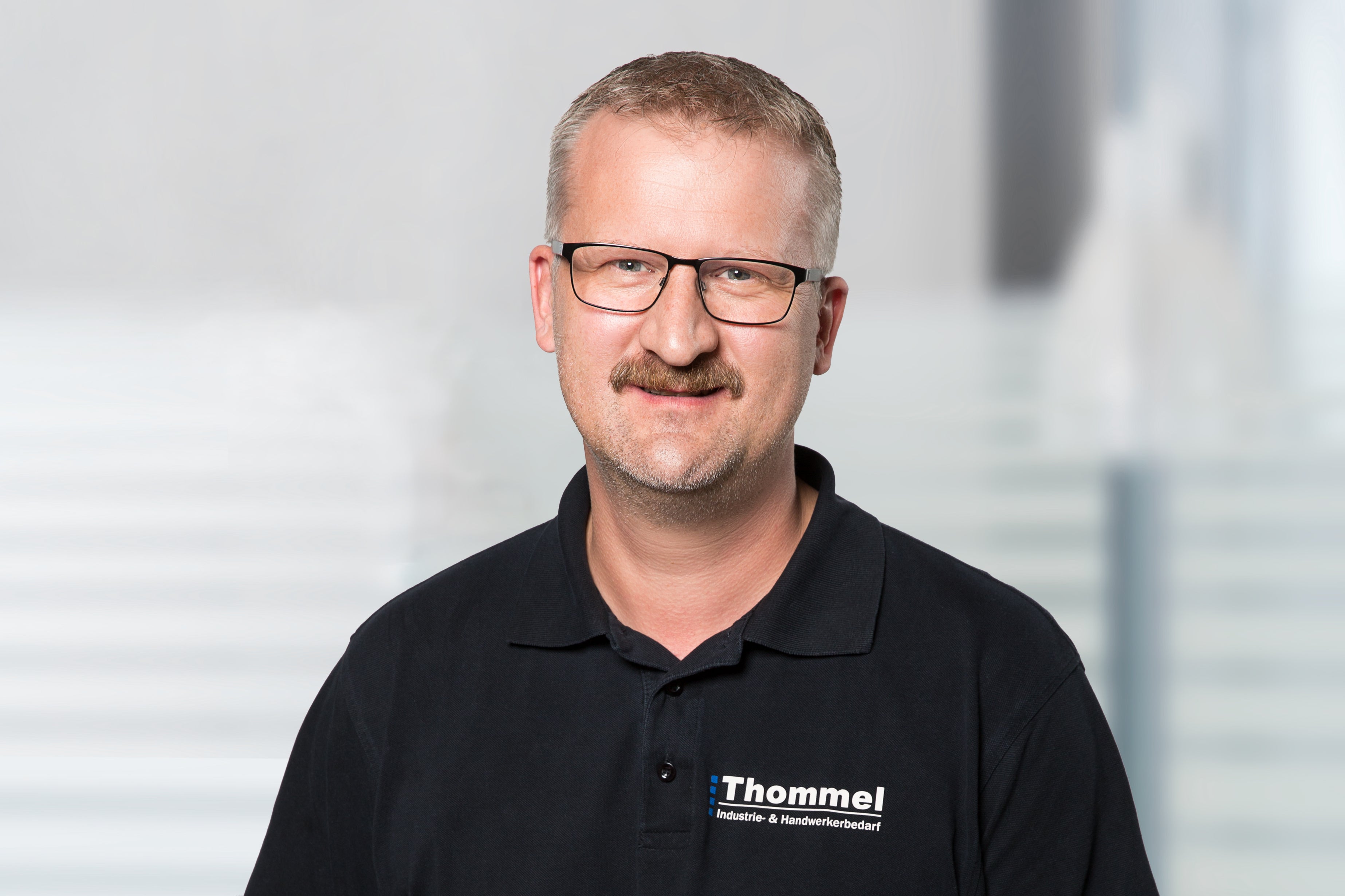 mensch, porträt, brille, Polohemd, Logo-Thommel