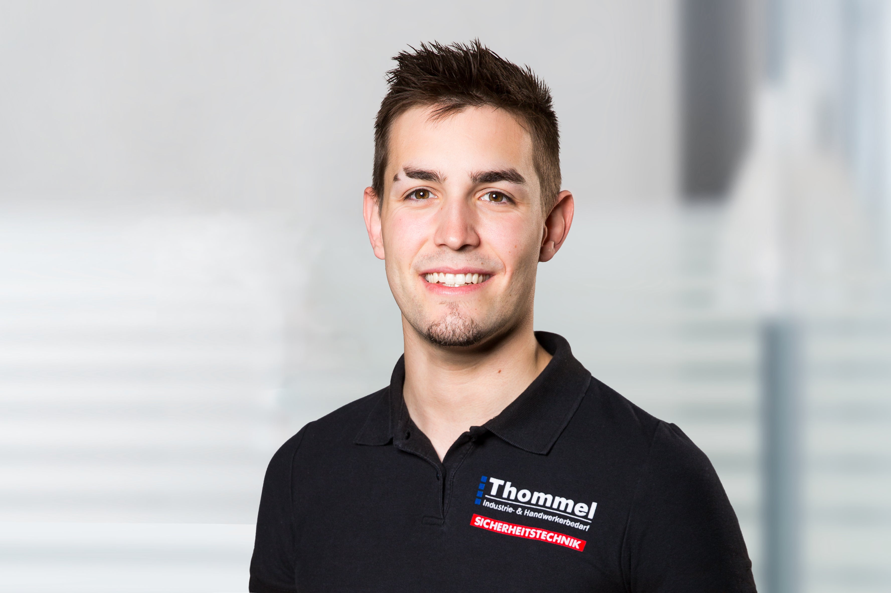 porträt, mensch, polo shirt, schwarz, logo