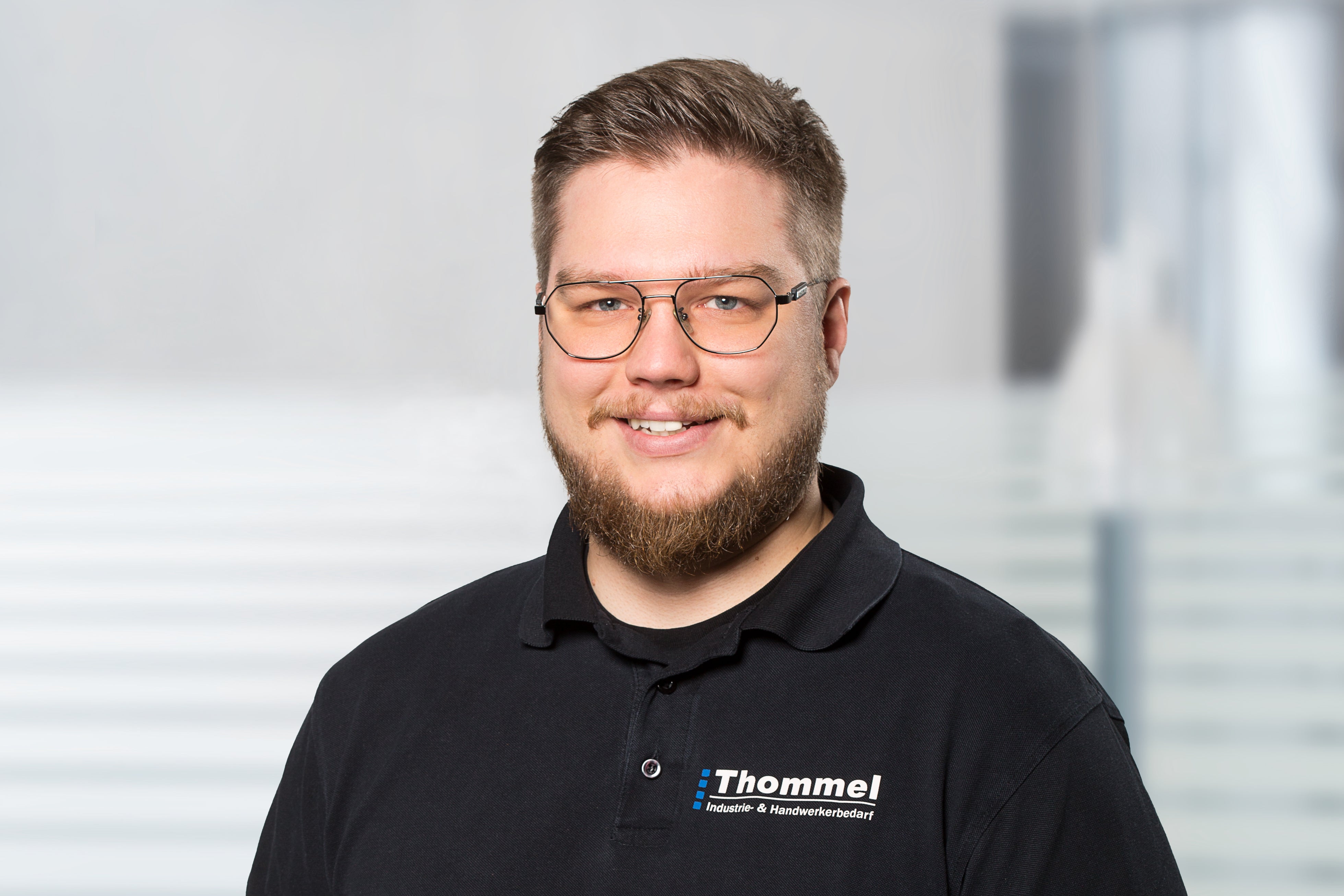 Mann, Brille, Polohemd, Logo, Bräunung
