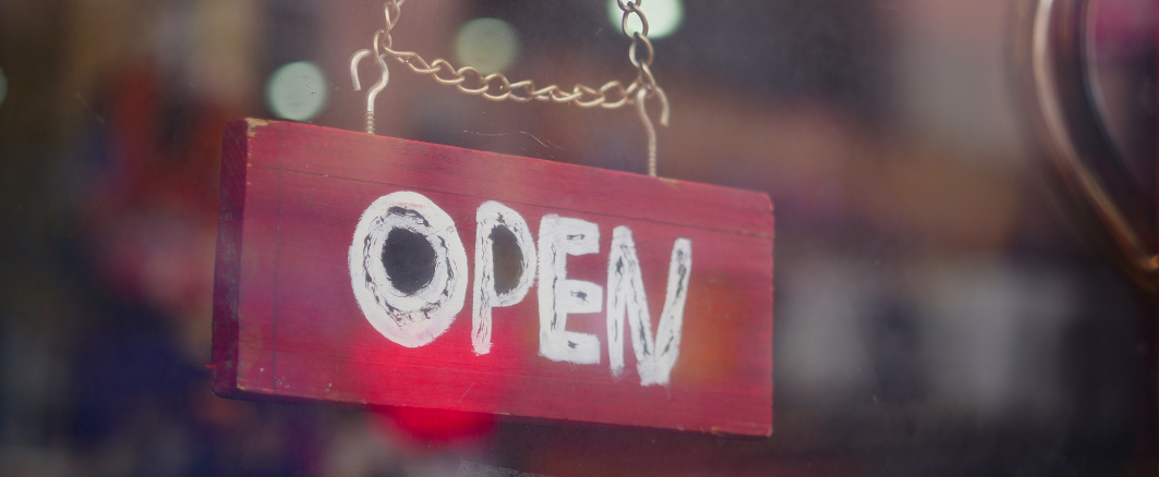 handwritten, offen schild, roter hinweis, geschäftseingang, glas tür, open sign, hanging sign, red plaque, business storefront, open door sign