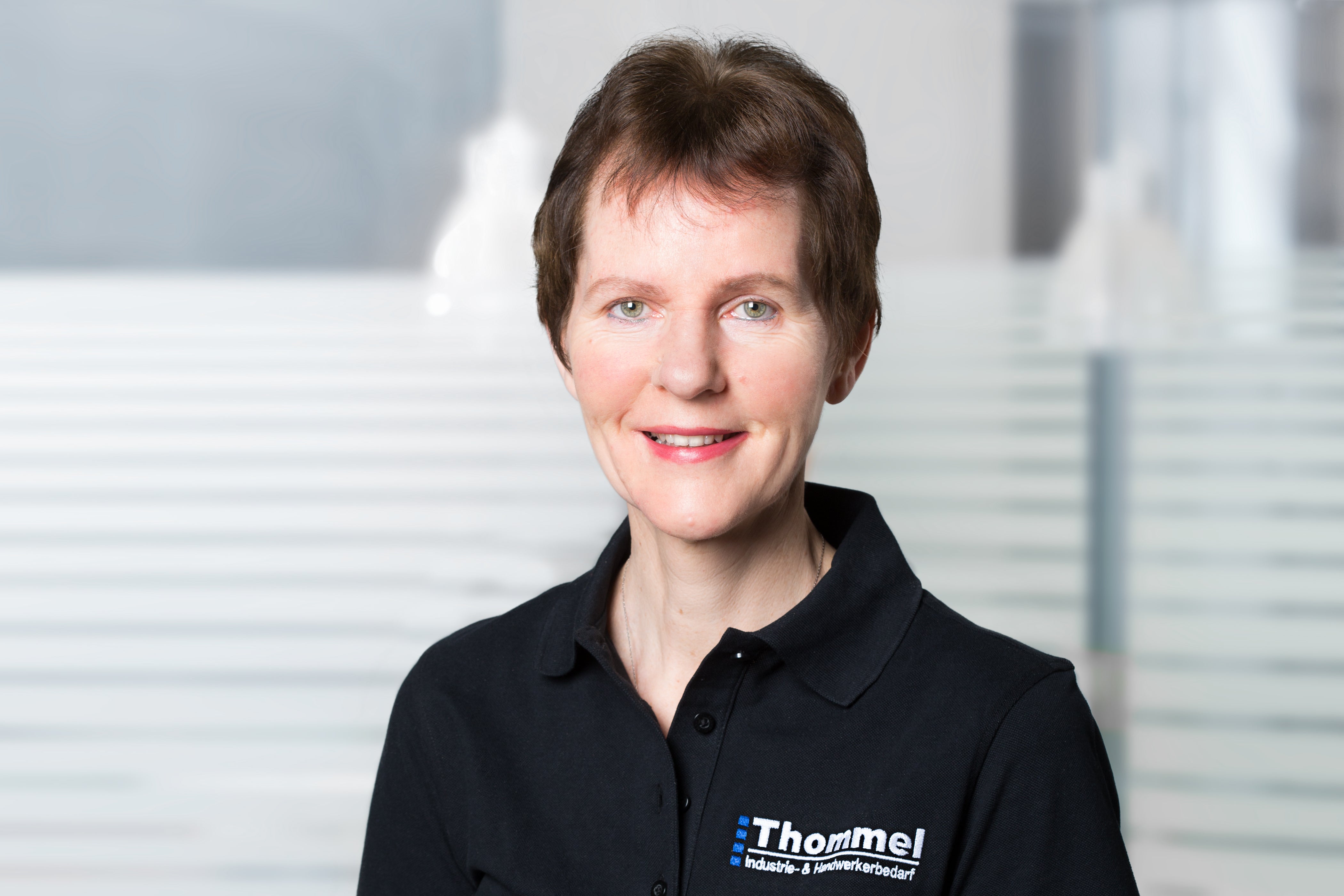 Frau, Polohemd, Uniform, Logo, Thommel