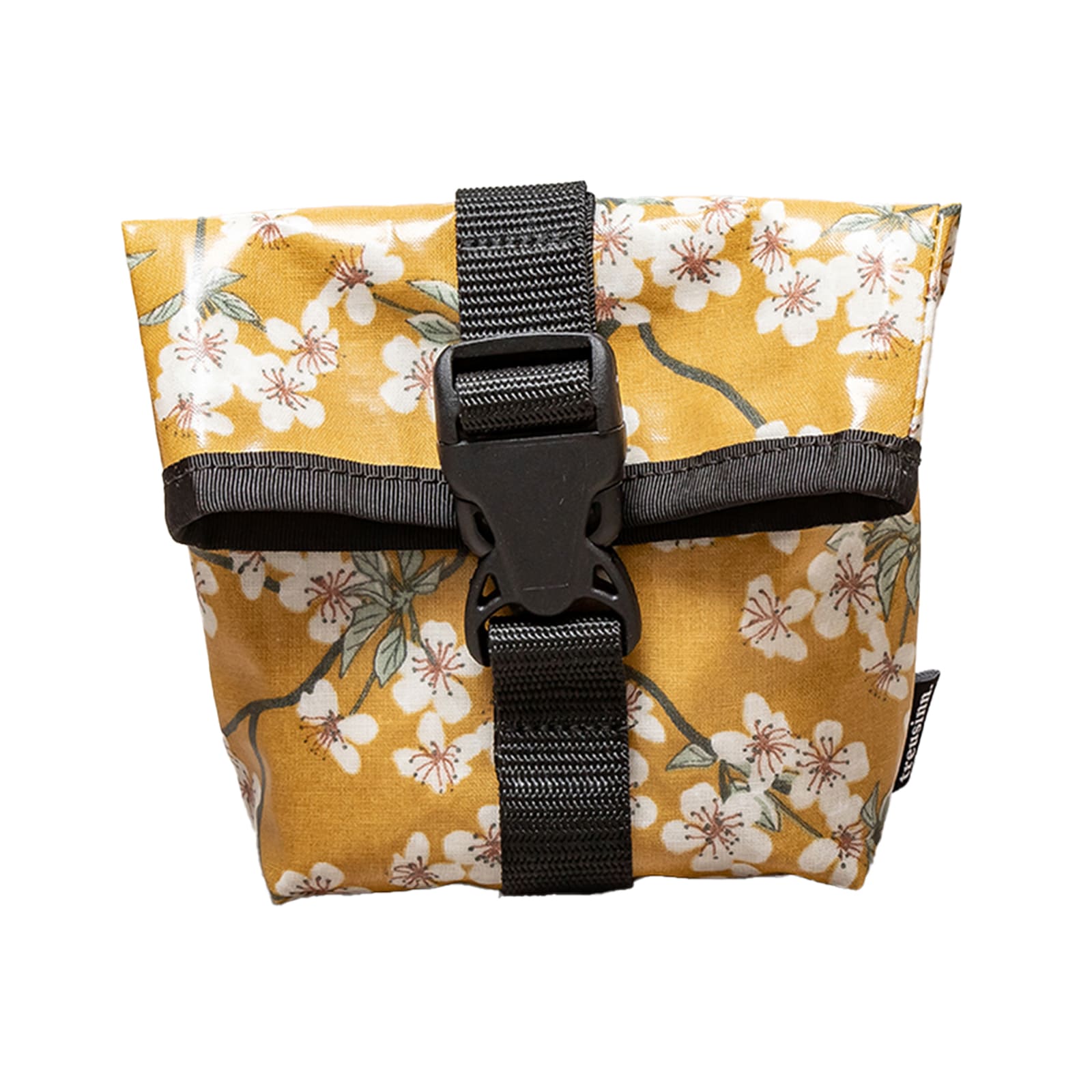 verschlossener senf-farbener Leckerlibeutel mit Blumenmuster und schwarzer Schnall an Gurt
