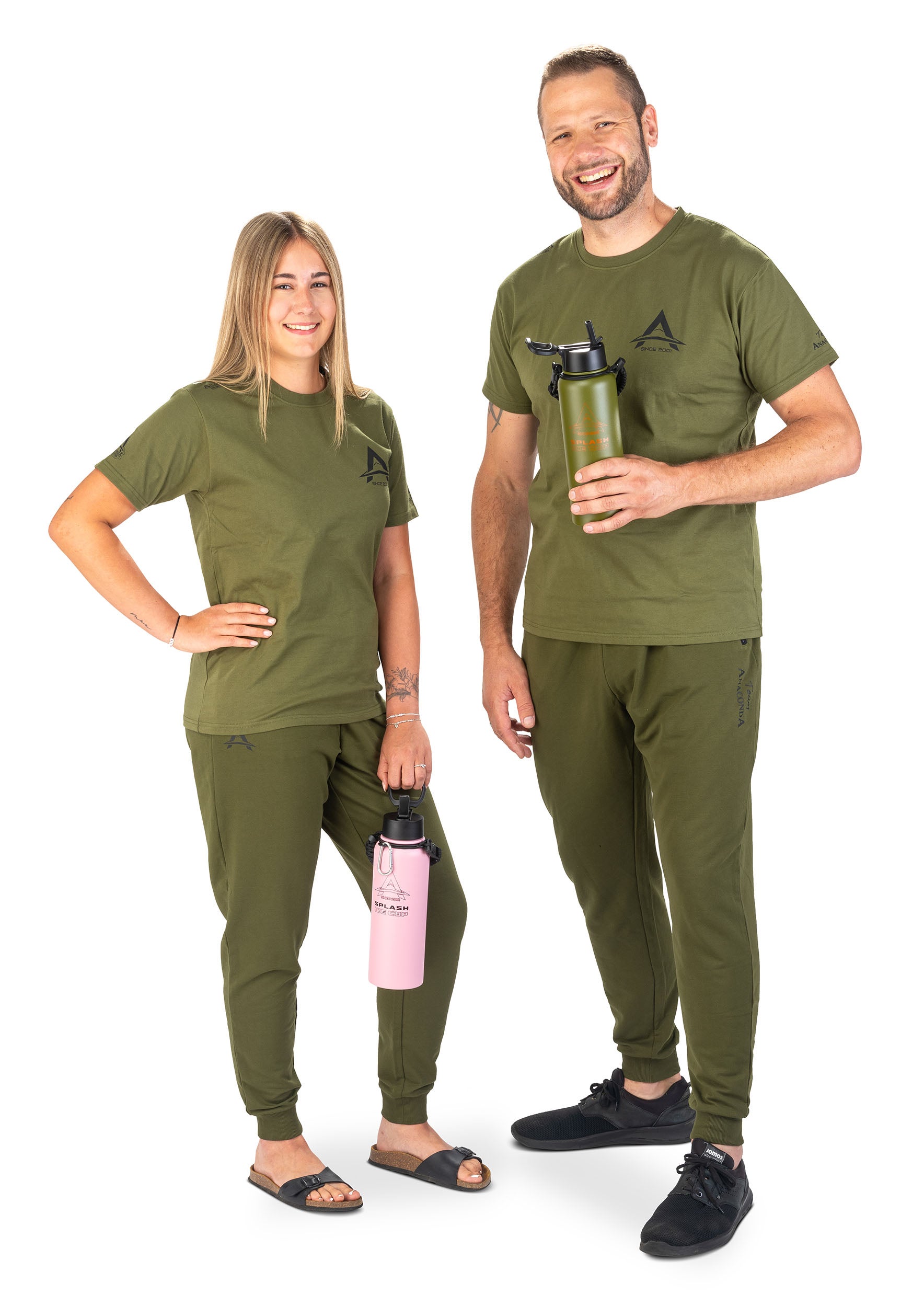 Zwei Personen in olivgrüner Freizeitkleidung mit Thermoflaschen – bequem, funktional und naturverbunden gekleidet im Stil von ffmh für Alltag, Abenteuer & entspannte Momente