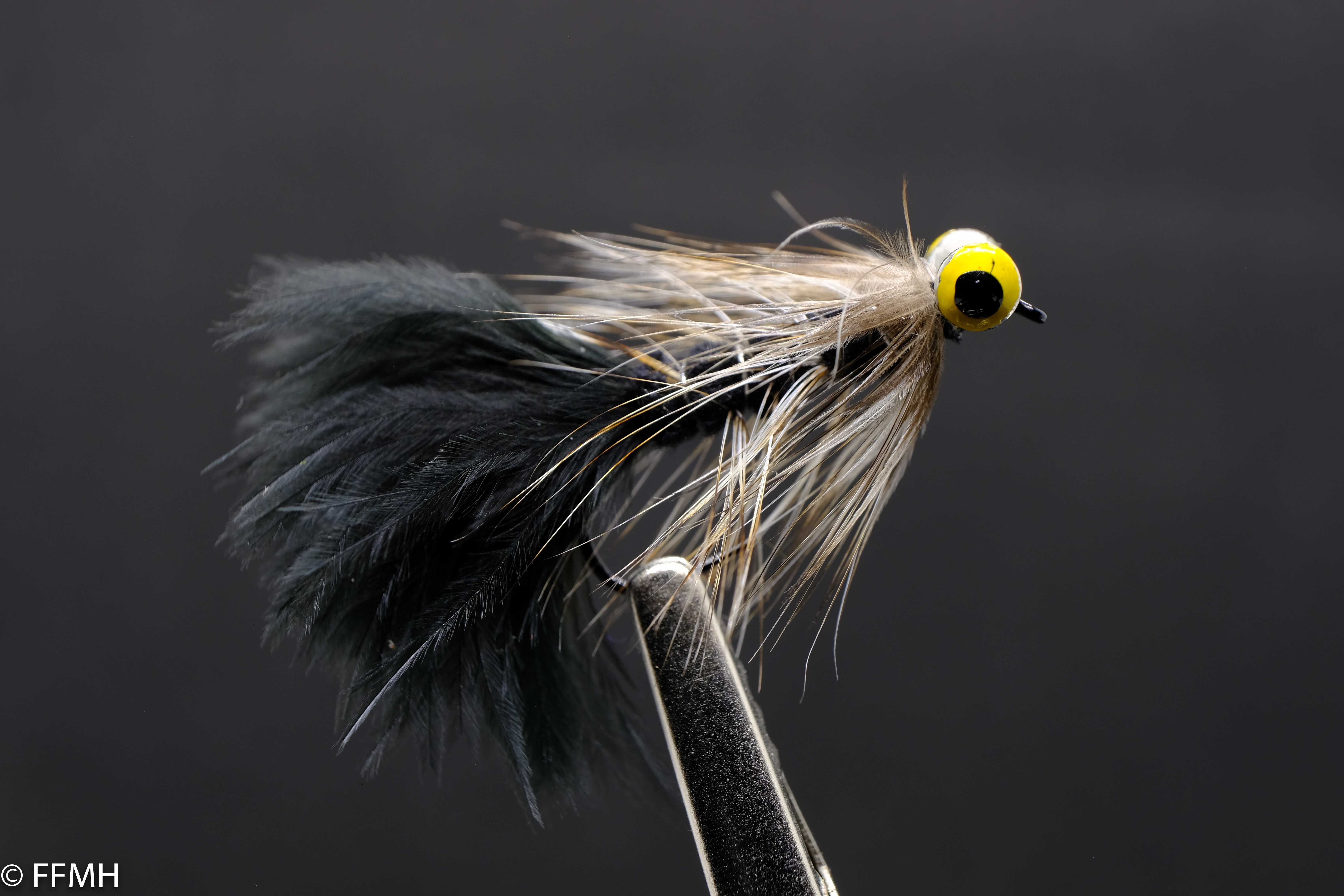 Bead Eye Black – markanter Kunstköder mit Charakter für besondere Wasserwelten Bead Eye Black – handgebundener Streamer in klassischem Schwarz mit auffälligem gelbem Kopf, naturgetreuer Nassköder für aktive Fischerei unter der Wasseroberfläche