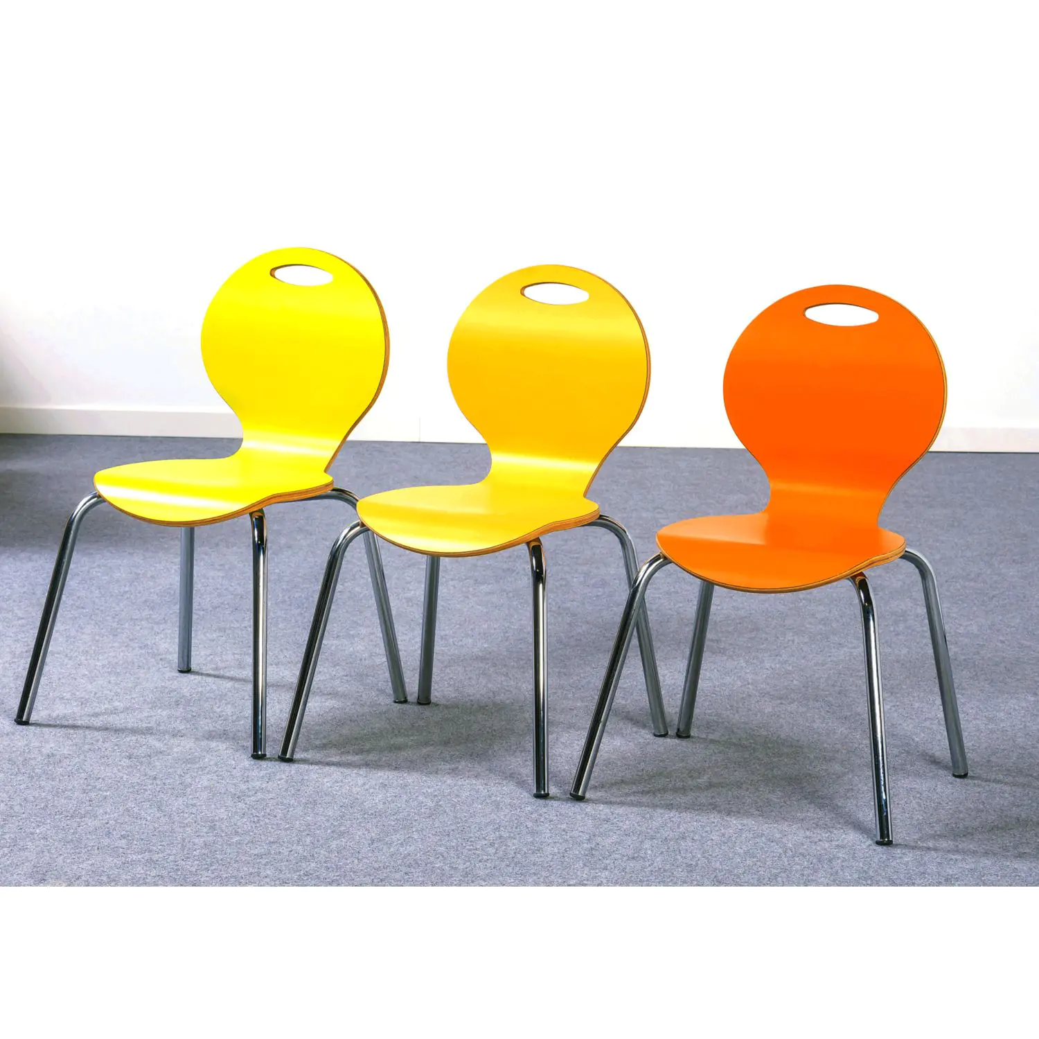 Stuhl IRON, robuste, geölte Oberfläche, Gestell verchromt, stapelbar aus der Kategorie Kinderstühle