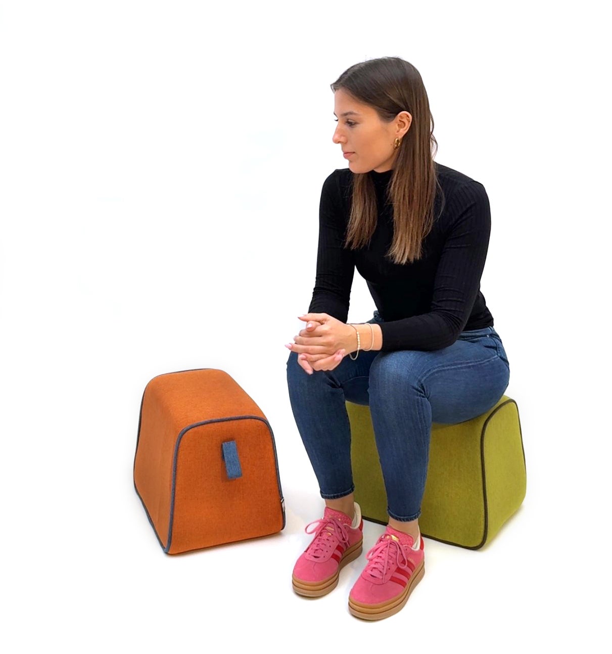 Hocker gepolstert Farbe grün B/H/T 43 x 34 x 29 cm, mit Trageschlaufe und abgerundeten Kanten aus der Kategorie Hocker