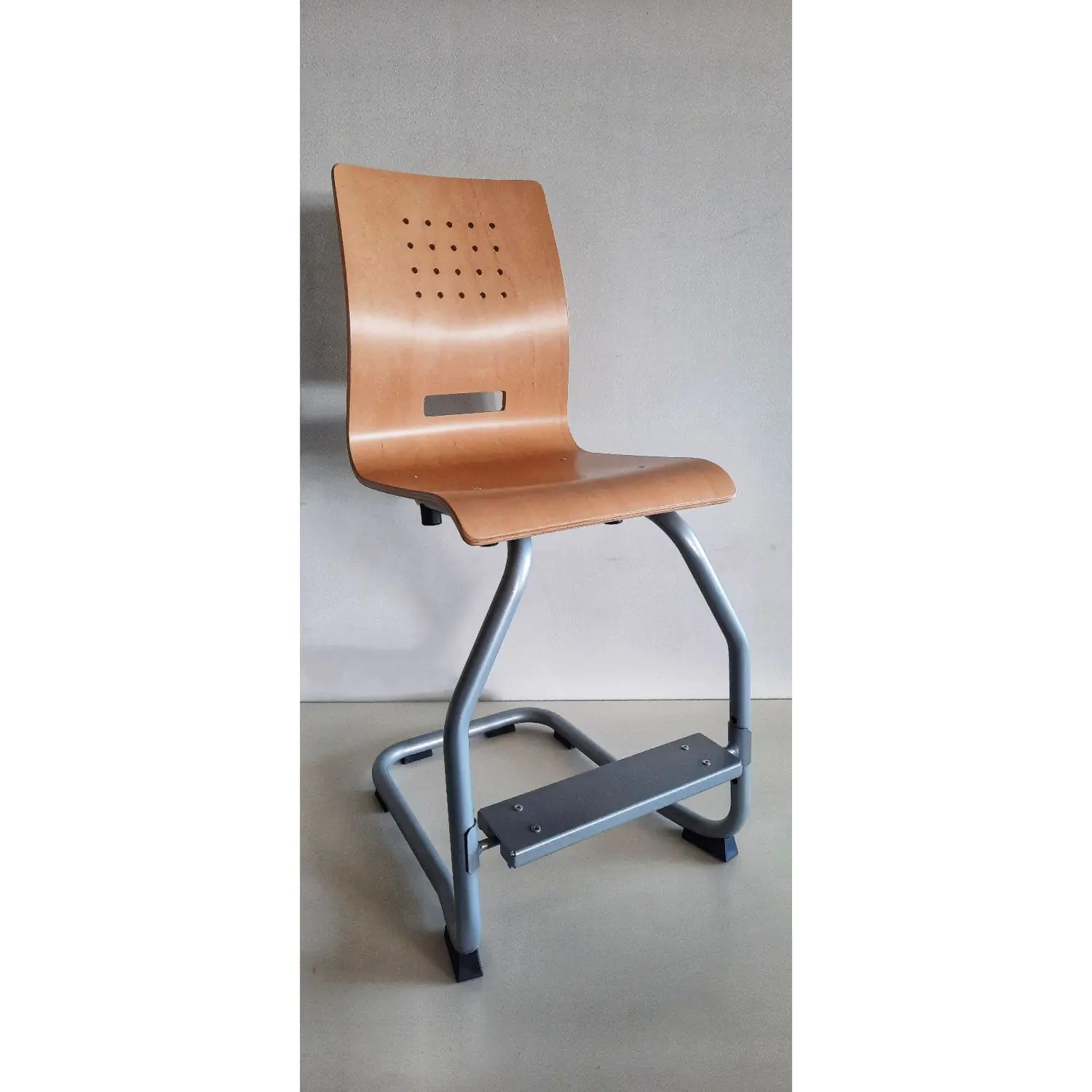 Fußrastenstuhl, Freischwinger mit verstellbarer Fußstütze, Holzschale mit Griffloch aus der Kategorie Schüler- und Lehrerstühle