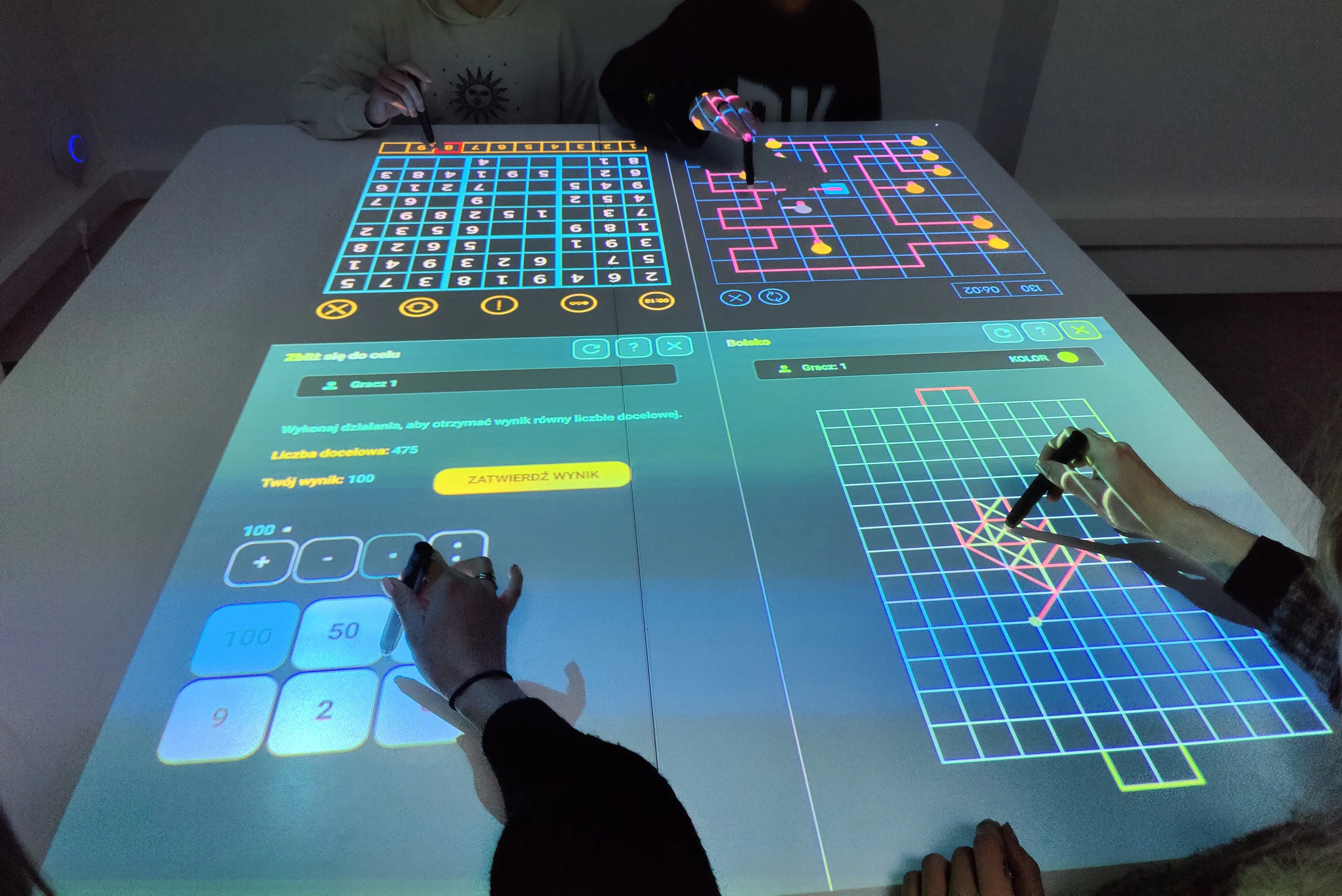 SmartFloor, Tisch zur Projektion 160 x 150 cm, Höhe 71 cm aus der Kategorie Schulbeamer