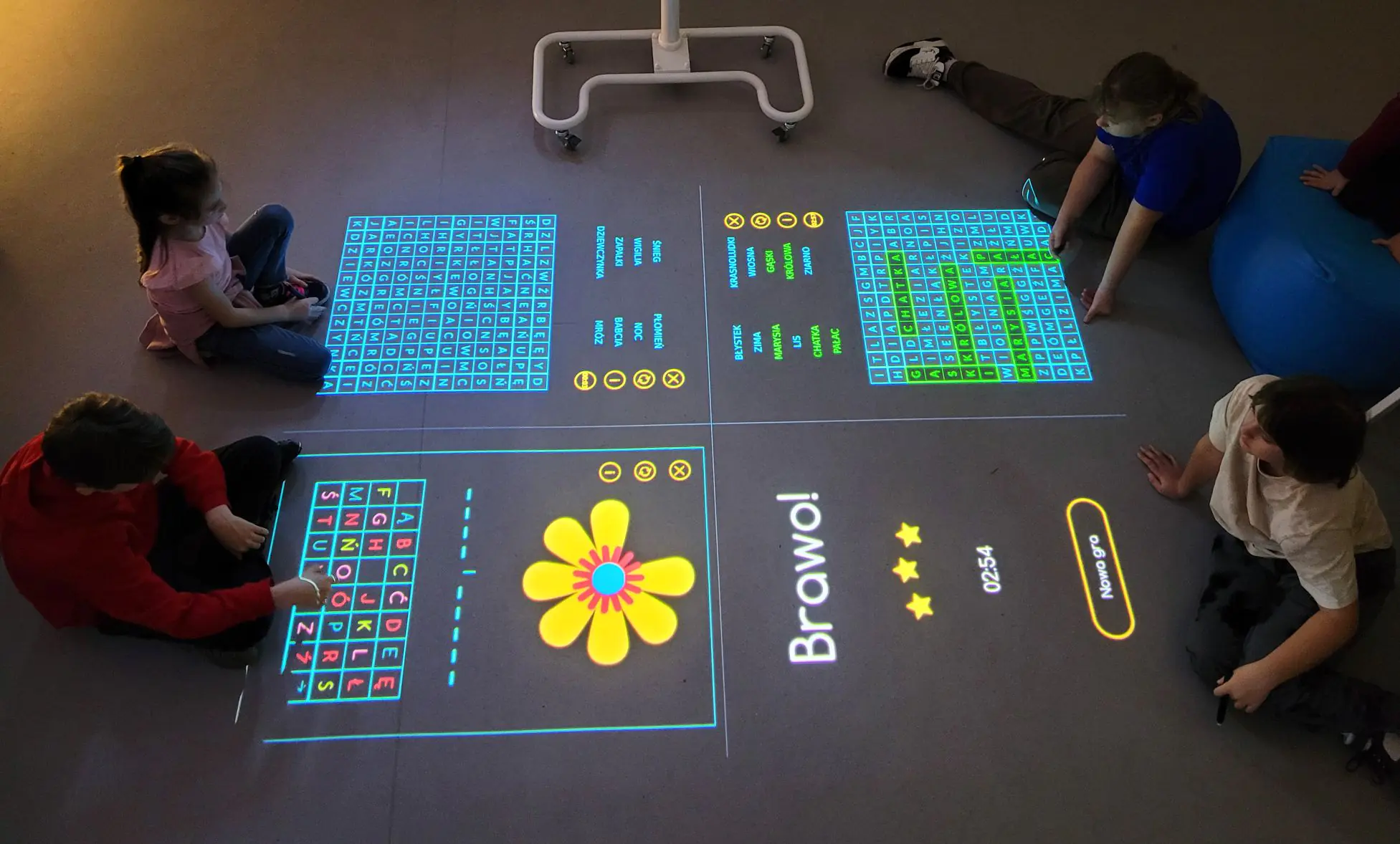 SmartFloor, interaktiver Beamer, mobiler höhenverstellbarer Ständer, 92 Startanwendungen aus der Kategorie Schulbeamer