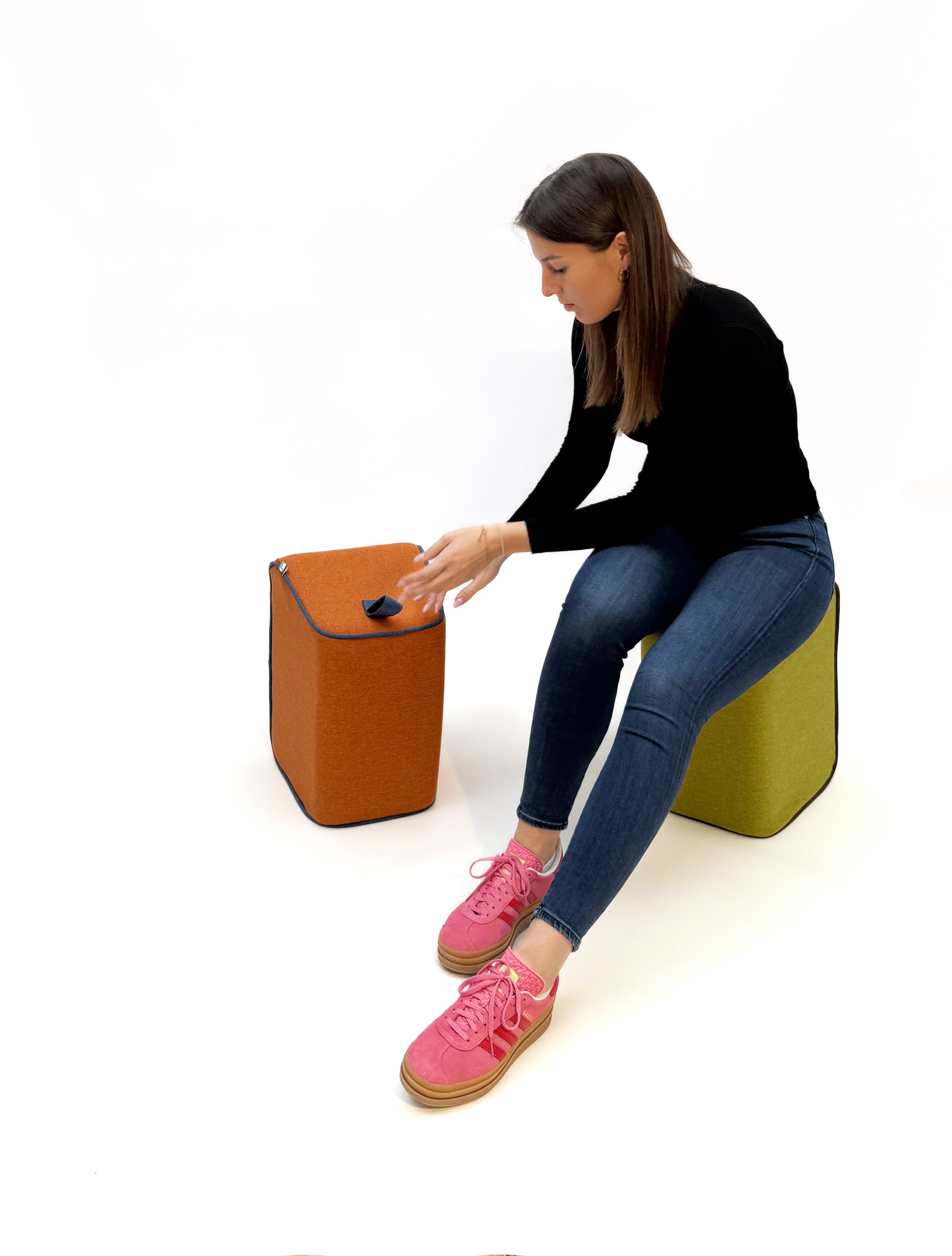 Hocker gepolstert Farbe orange B/H/T 43 x 34 x 29 cm, mit Trageschlaufe und abgerundeten Kanten aus der Kategorie Hocker