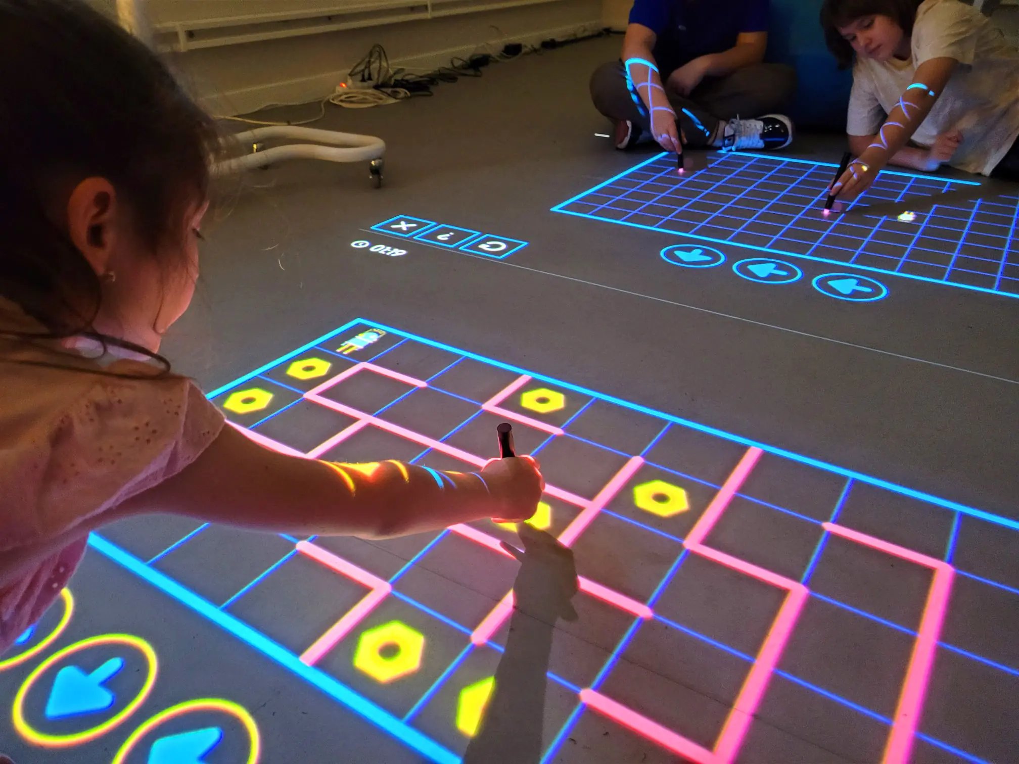 SmartFloor, interaktiver Beamer, mobiler höhenverstellbarer Ständer, 92 Startanwendungen aus der Kategorie Schulbeamer