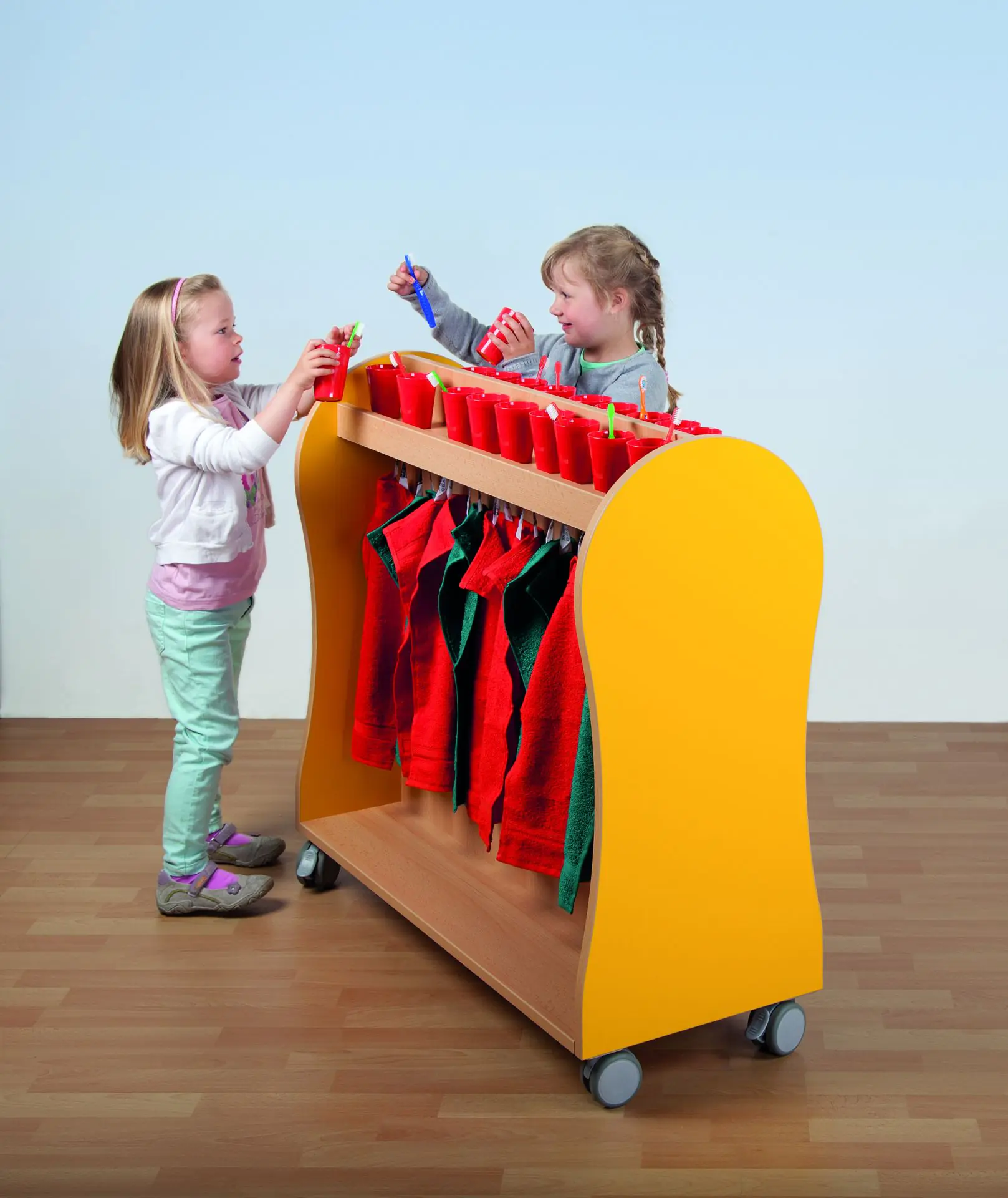 Handtuch- und Zahnputzwagen für 24 Kinder, B/H/T: 120 x 92 x 40 cm, für Handtücher bis 60 cm Länge aus der Kategorie Hygieneartikel