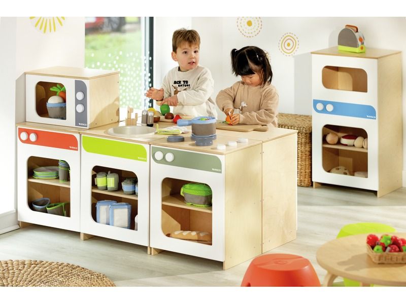 Eckküche mehrfarbig,  1 Kochherd, 1 Spülbecken, 1 Waschmaschine, 1 Kühlschrank, 1 Mikrowelle, 1 Ecke aus der Kategorie Küchen