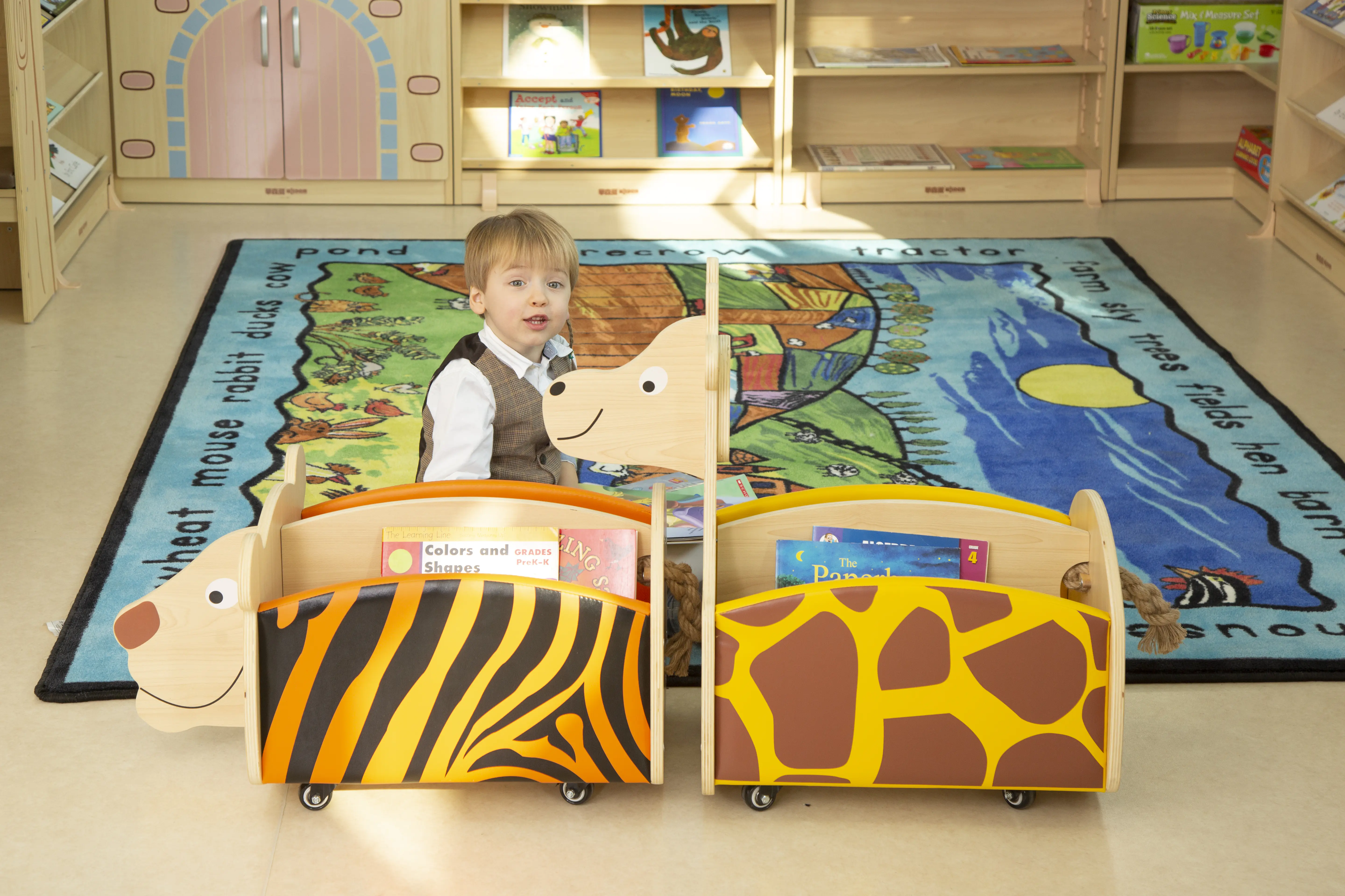 Wisdom Tiger | Bücherkiste mobil | 70 x 40 x 36 cm | Holz aus der Kategorie Rollwagen & Transportwagen