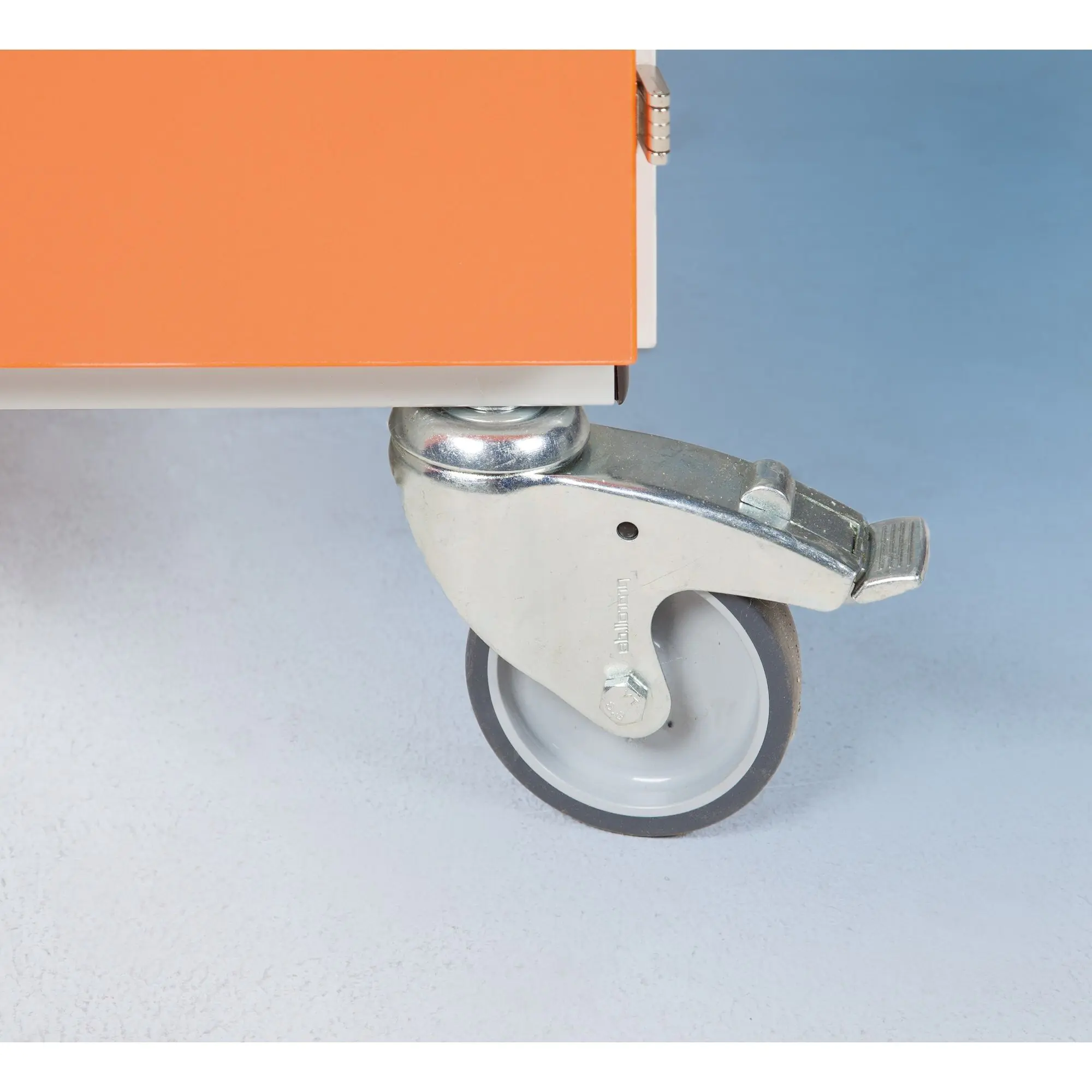 Notebook-Ladestation, 150 cm hoch,  80x50 cm (B/T), kleine farbig.Tür rechts,fahrbar aus der Kategorie Notebookschränke