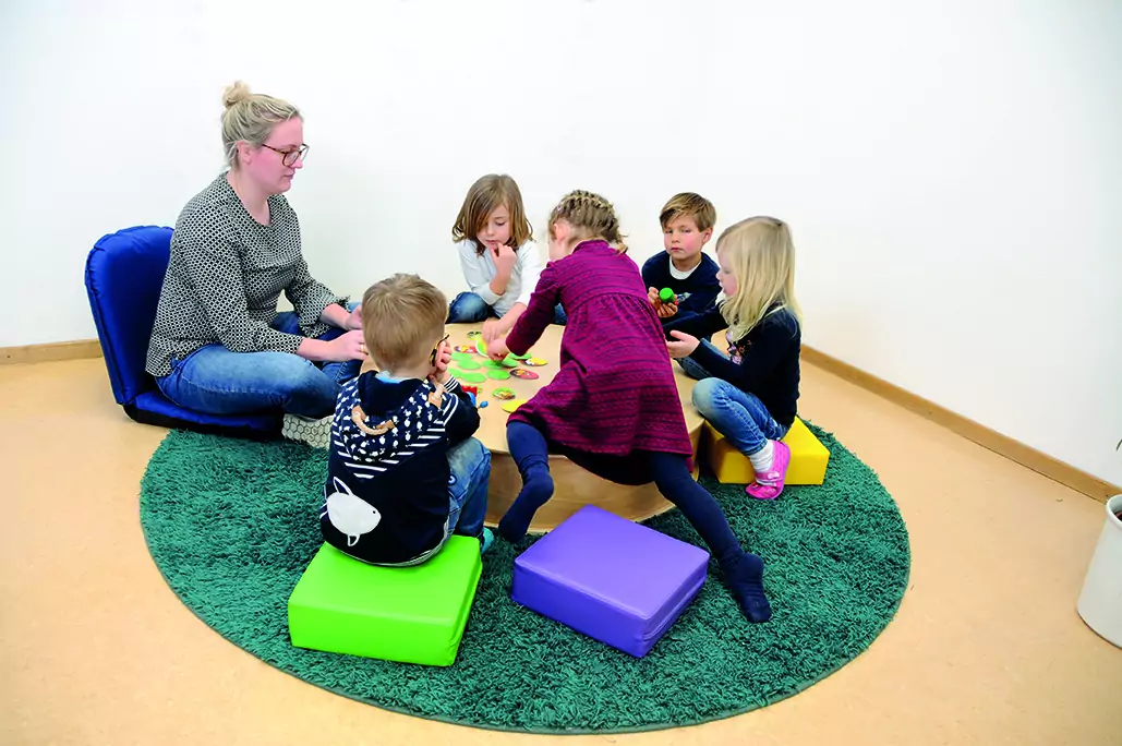 SITZFIX® Bodensitz, Sitzfläche: 43 x 45 cm, Rückenlehne mehrstufig verstellbar, ausgeklappt 94x47  aus der Kategorie Personalstühle