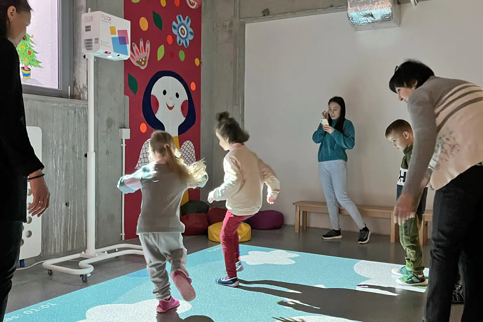 SmartFloor, interaktiver Beamer, mobiler höhenverstellbarer Ständer, 92 Startanwendungen aus der Kategorie Schulbeamer