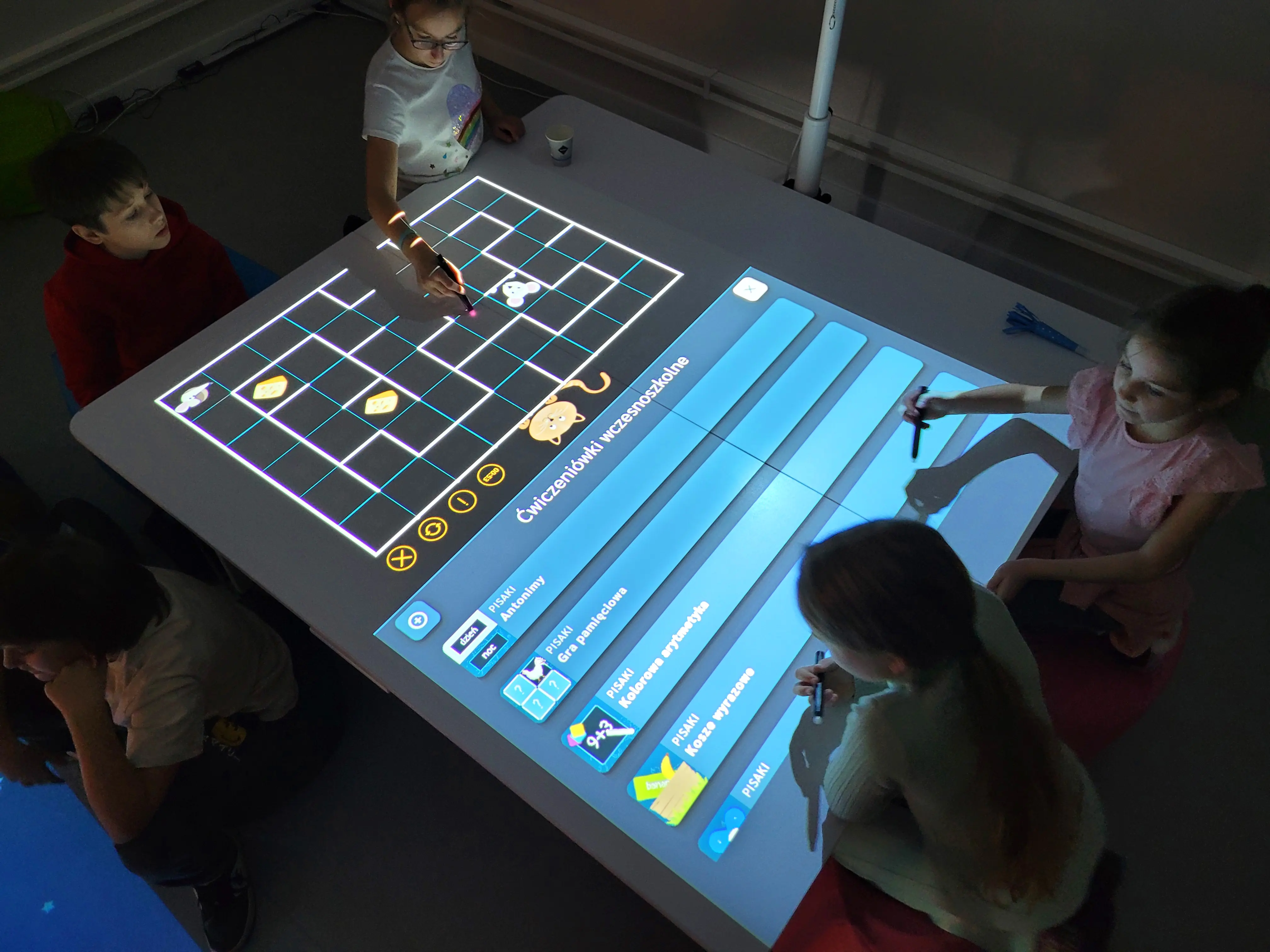 SmartFloor, Tisch zur Projektion 160 x 150 cm, Höhe 71 cm aus der Kategorie Schulbeamer