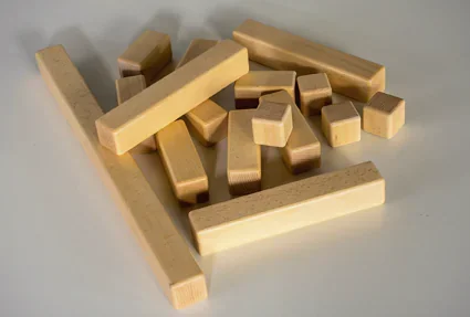 Holzbausteine bestehend aus: