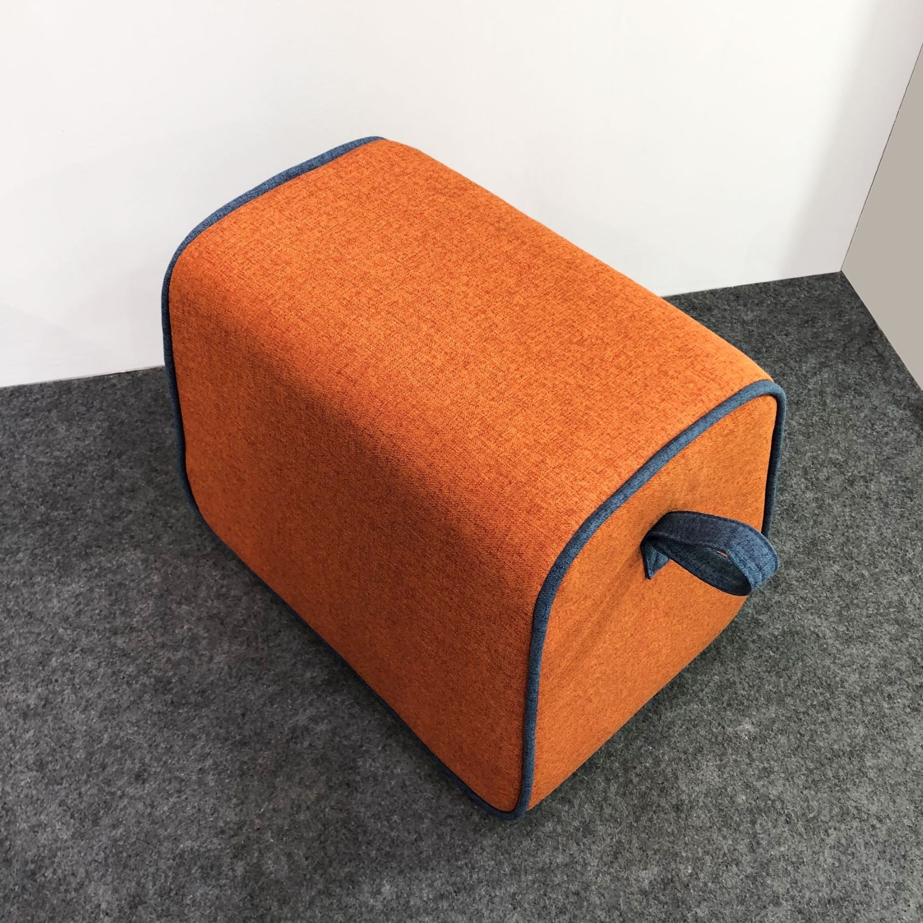 Hocker gepolstert Farbe orange B/H/T 43 x 34 x 29 cm, mit Trageschlaufe und abgerundeten Kanten aus der Kategorie Hocker