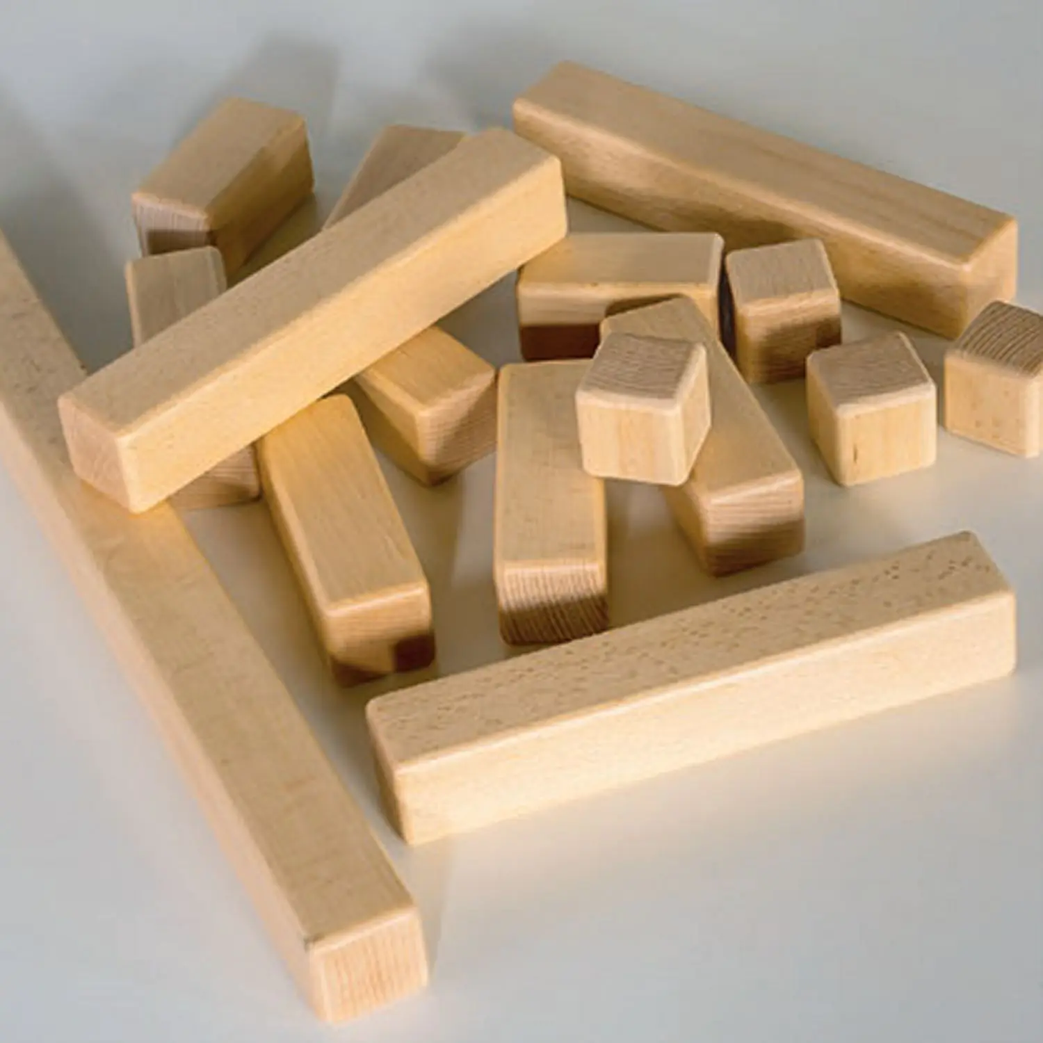Holzbausteine bestehend aus: