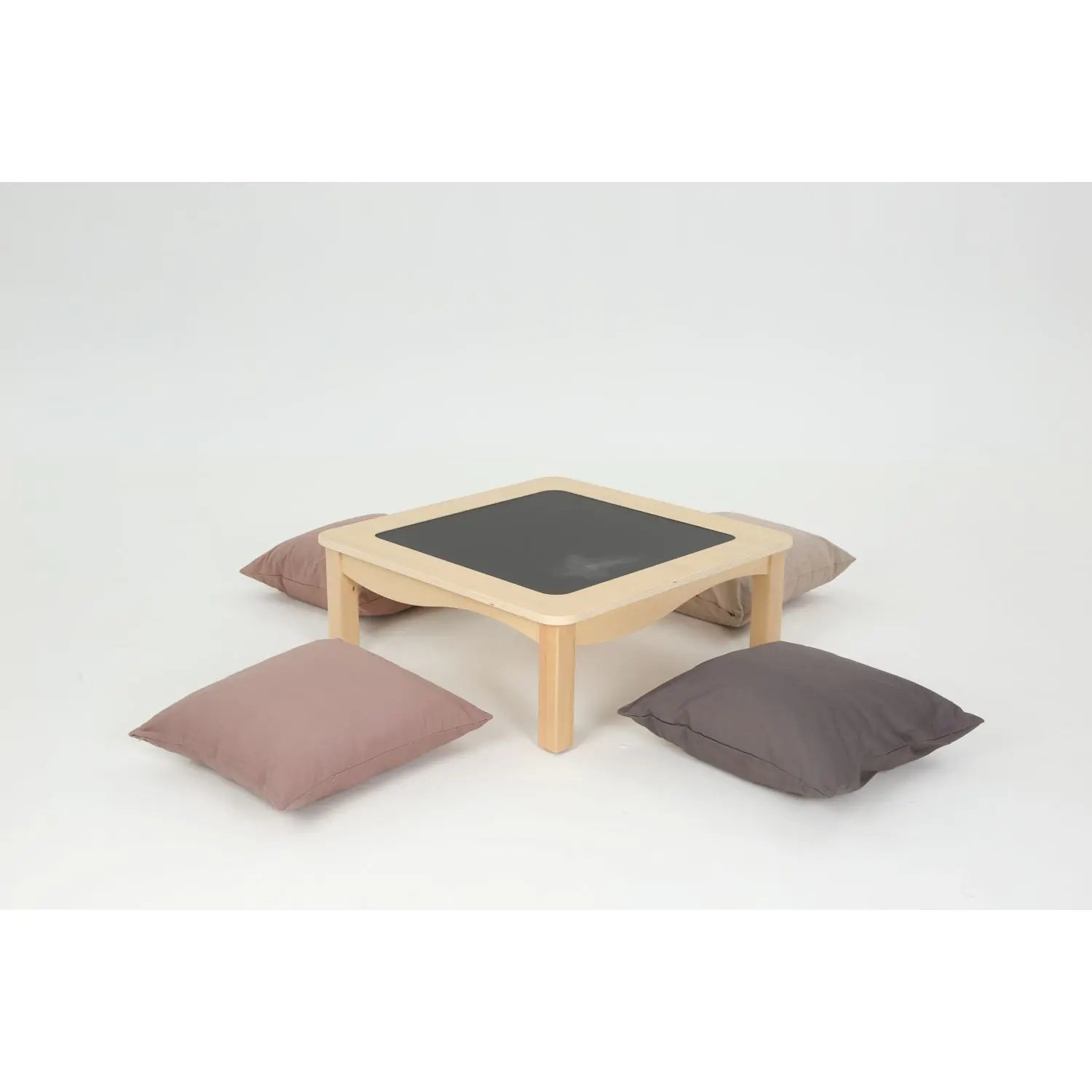 Bodentisch mit Kreidetafel, Tischhöhe 28 cm aus der Kategorie Tische